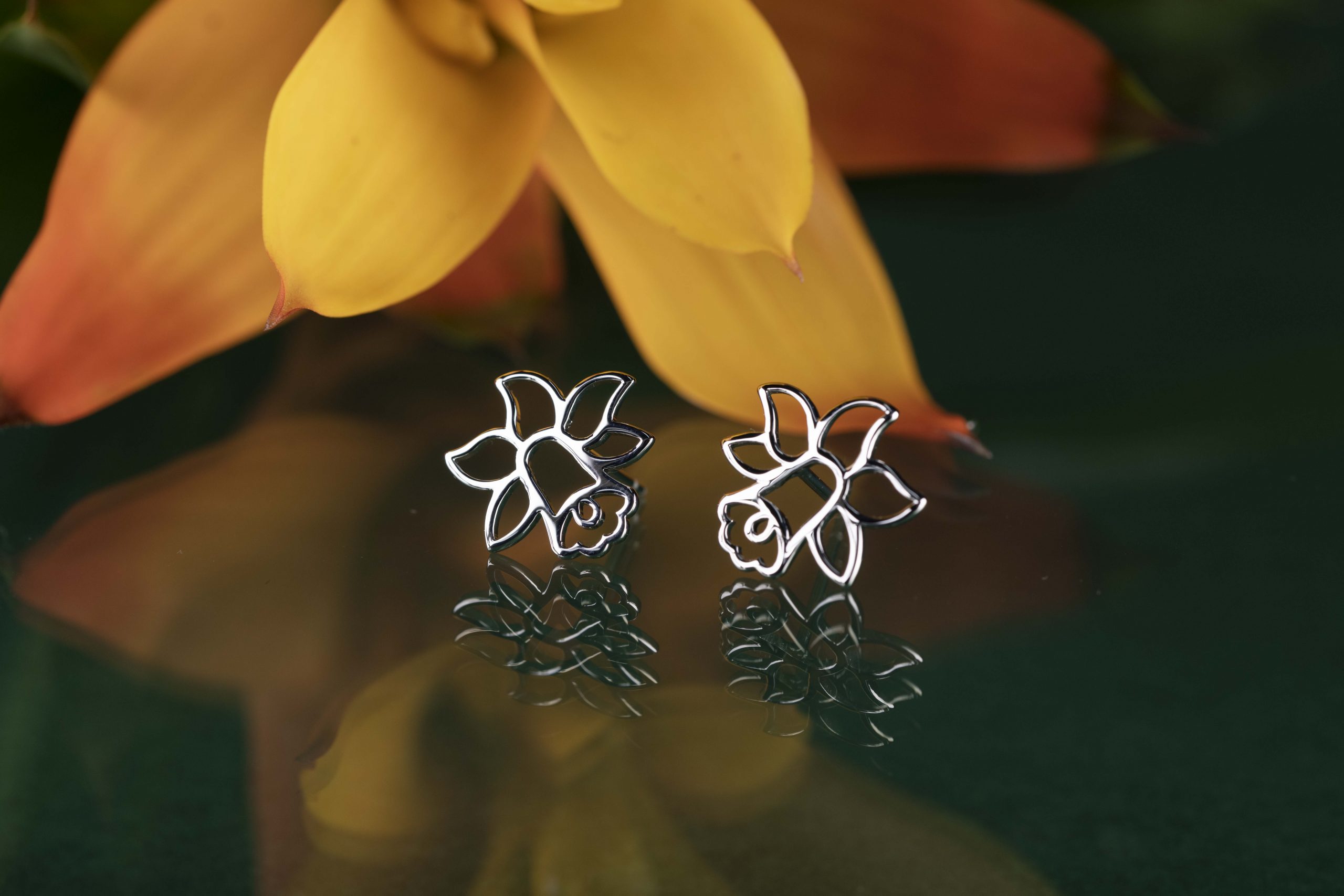 Napichovacie náušnice narcis 1