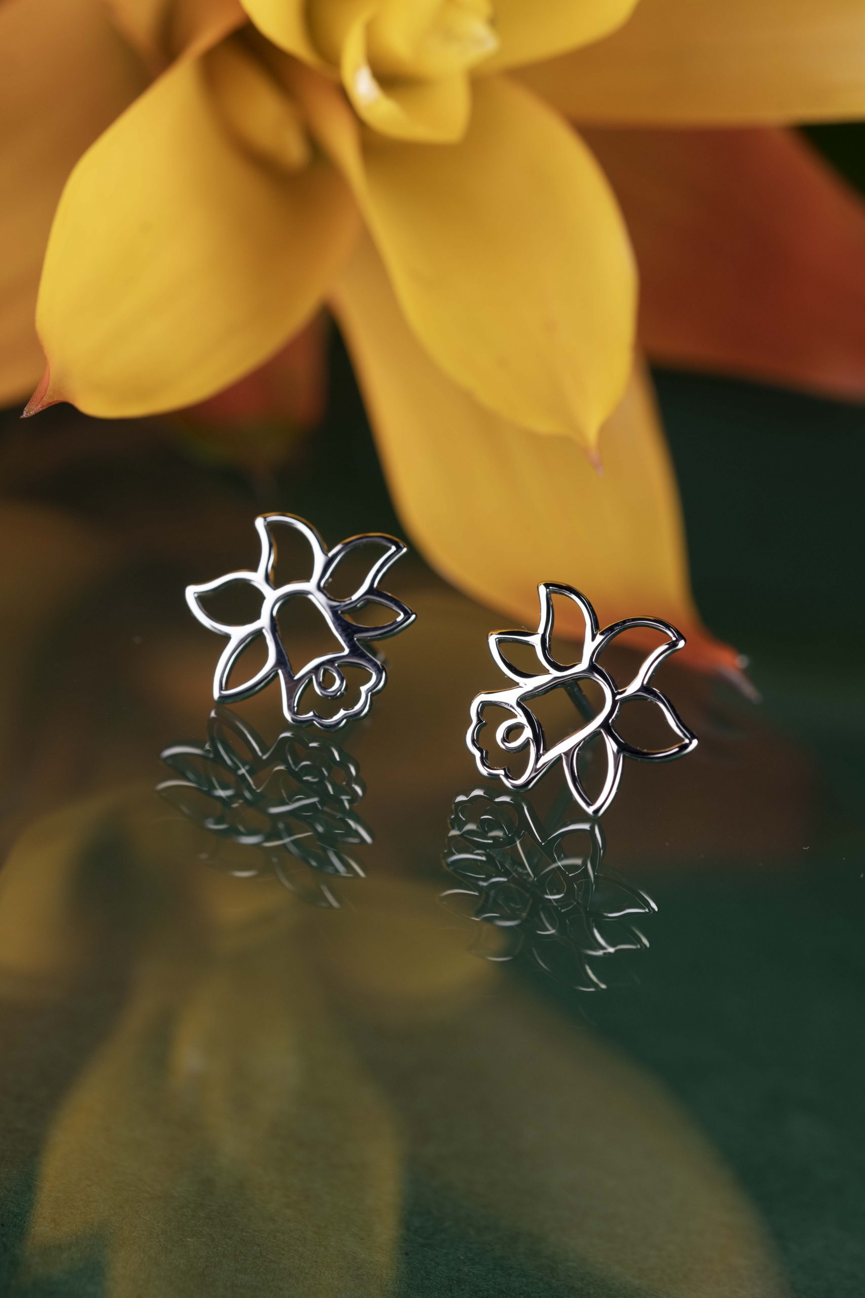 Napichovacie náušnice narcis 1