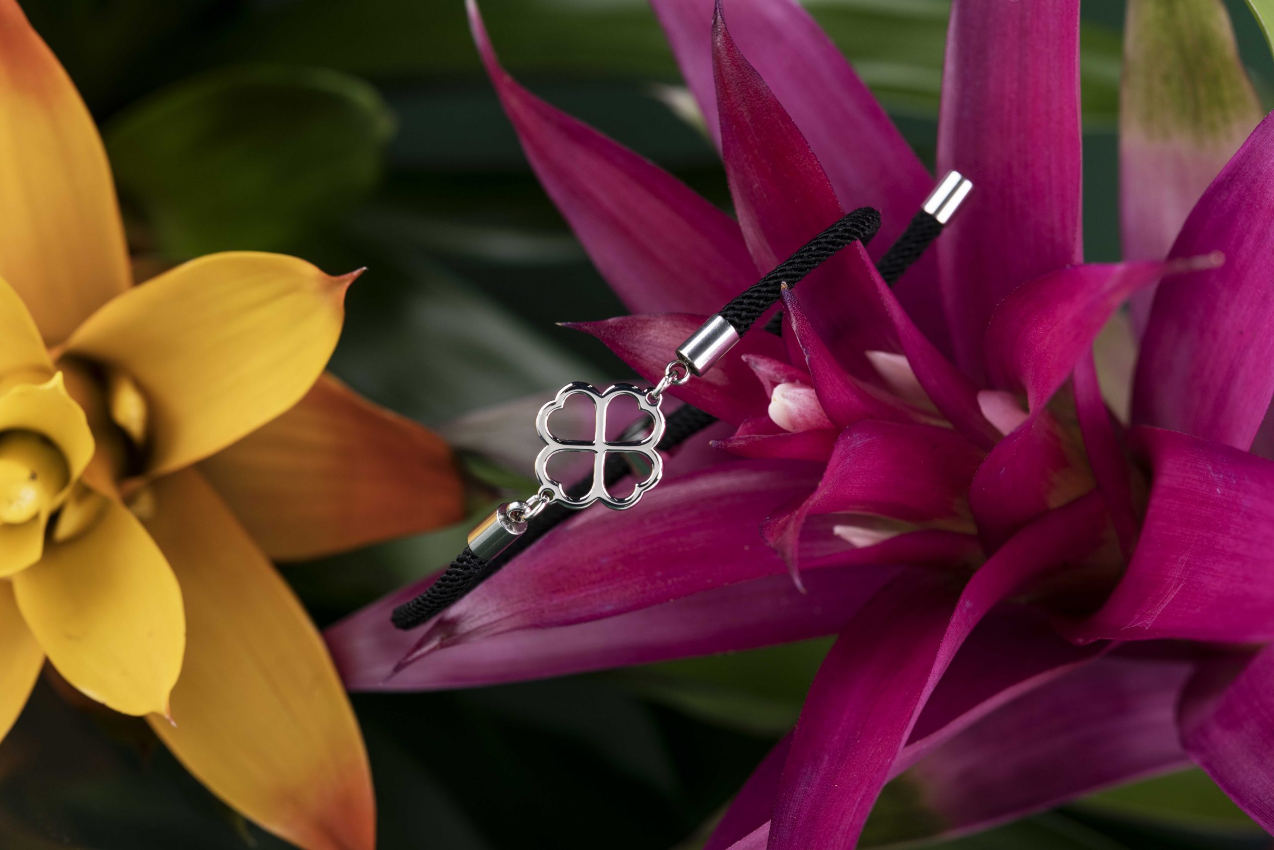 Náramok -  štvorlístok 1 – šnúrka červená / čierna