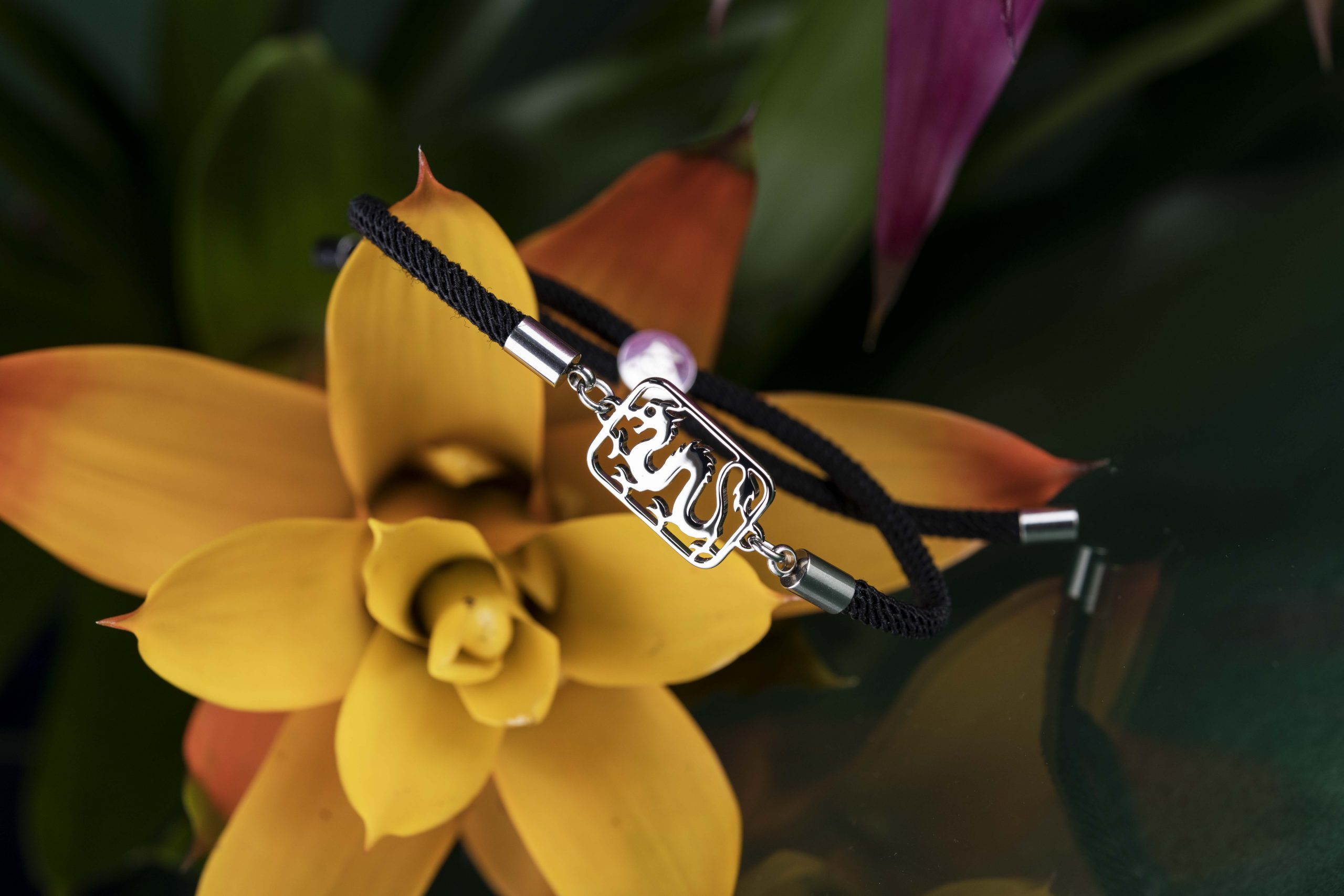 Náramok -  drak – šnúrka červená / čierna