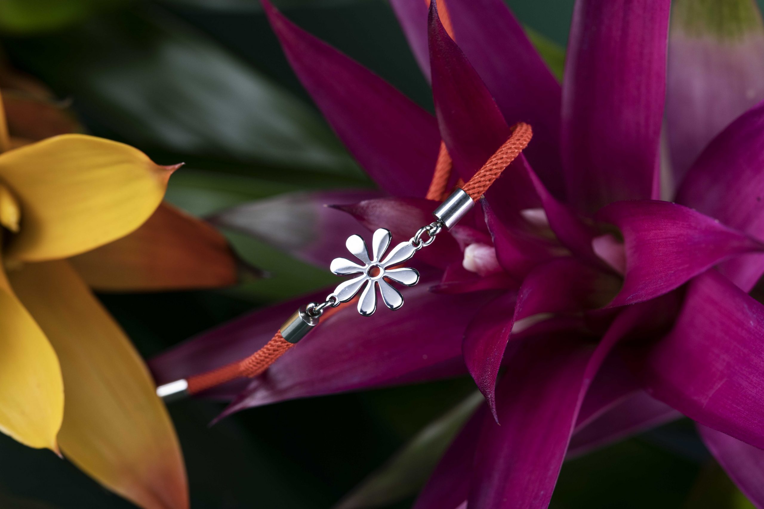 Náramok -  Trakovice kvietok 1 – šnúrka červená / čierna