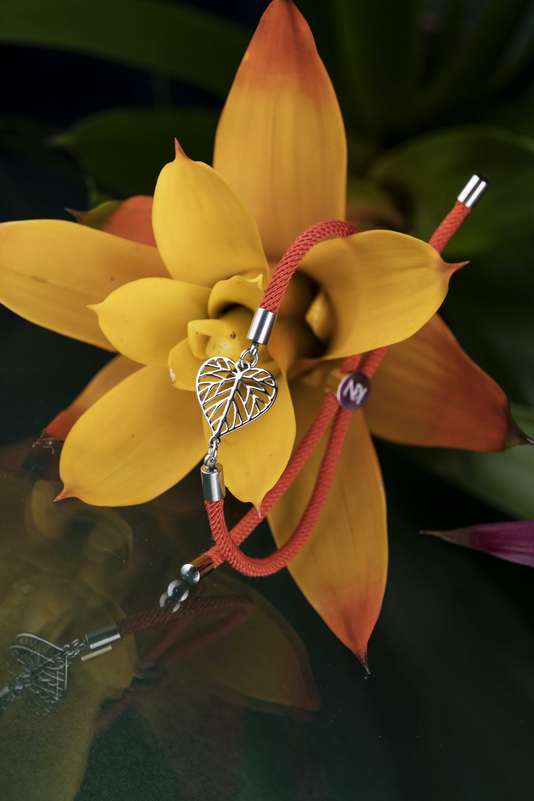 Náramok -  lipový list – šnúrka červená / čierna