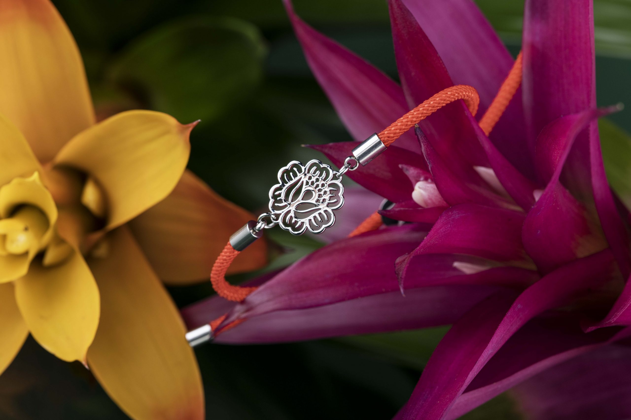 Náramok -  mak 1 – šnúrka červená / čierna