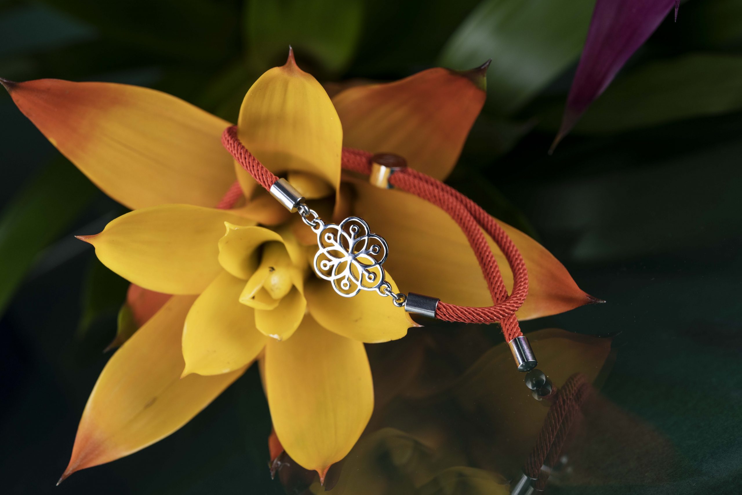 Náramok -  kvet života 1 – šnúrka červená / čierna