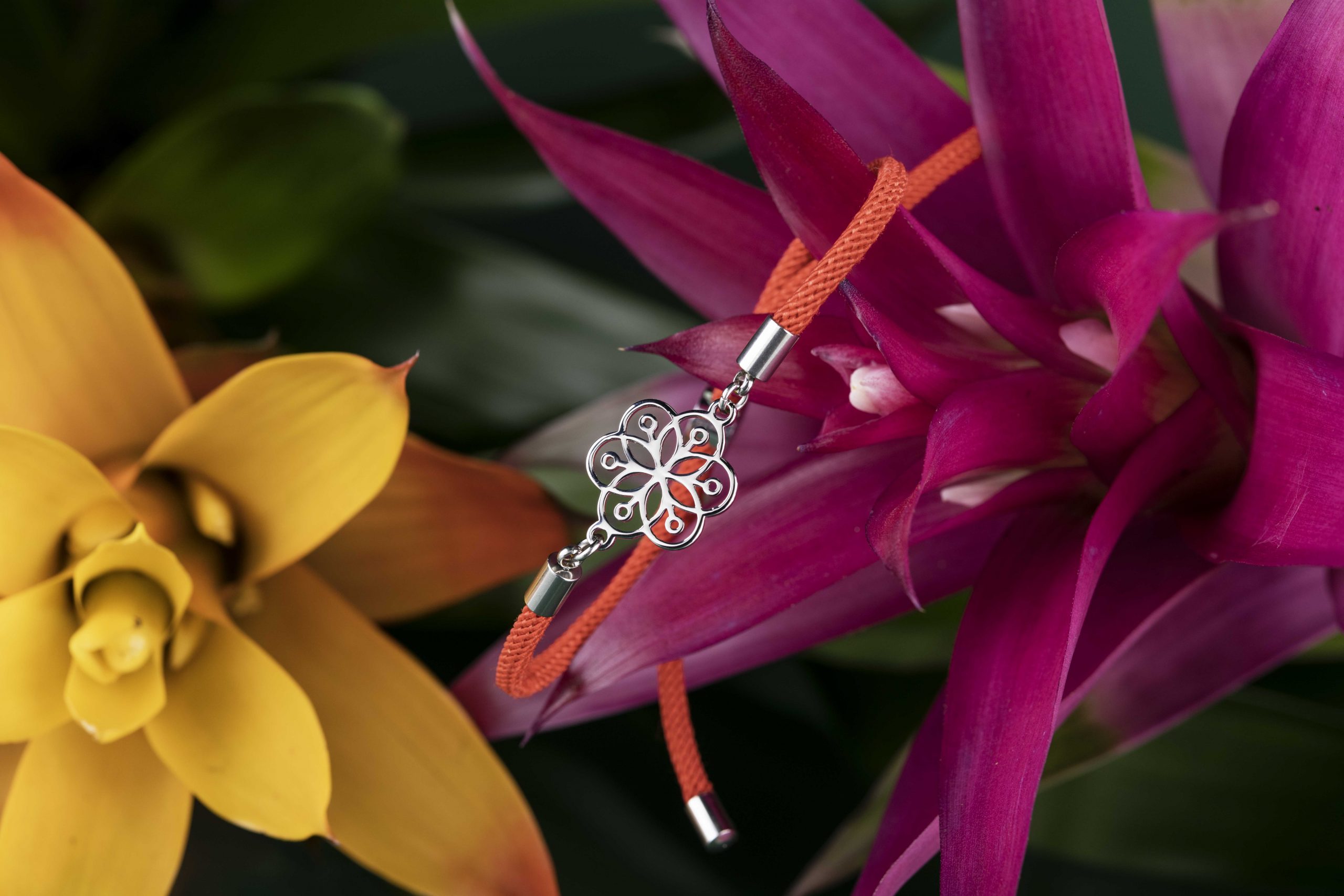 Náramok -  kvet života 1 – šnúrka červená / čierna