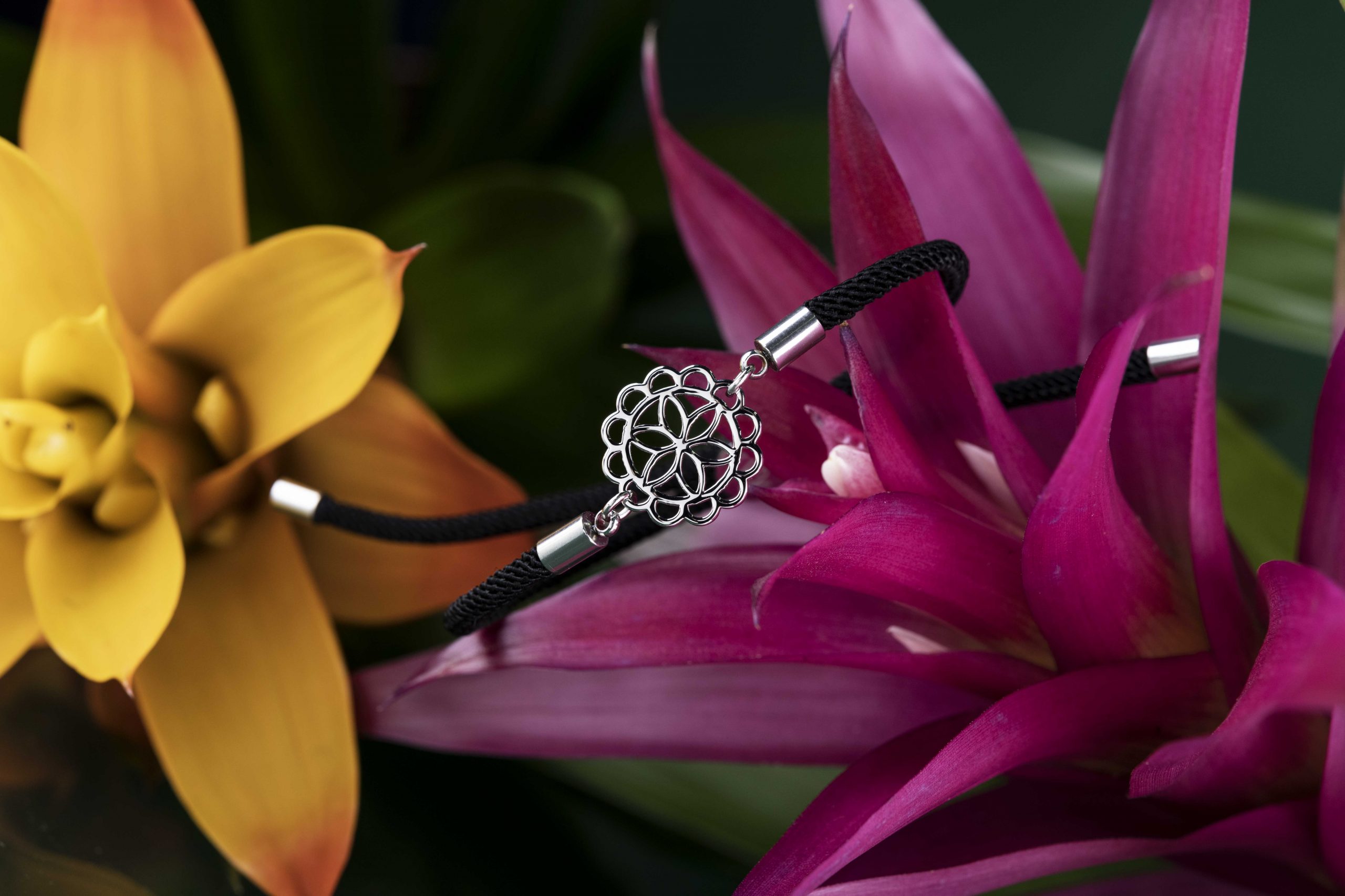 Náramok -  čipka ornament 1,5cm – šnúrka červená / čierna