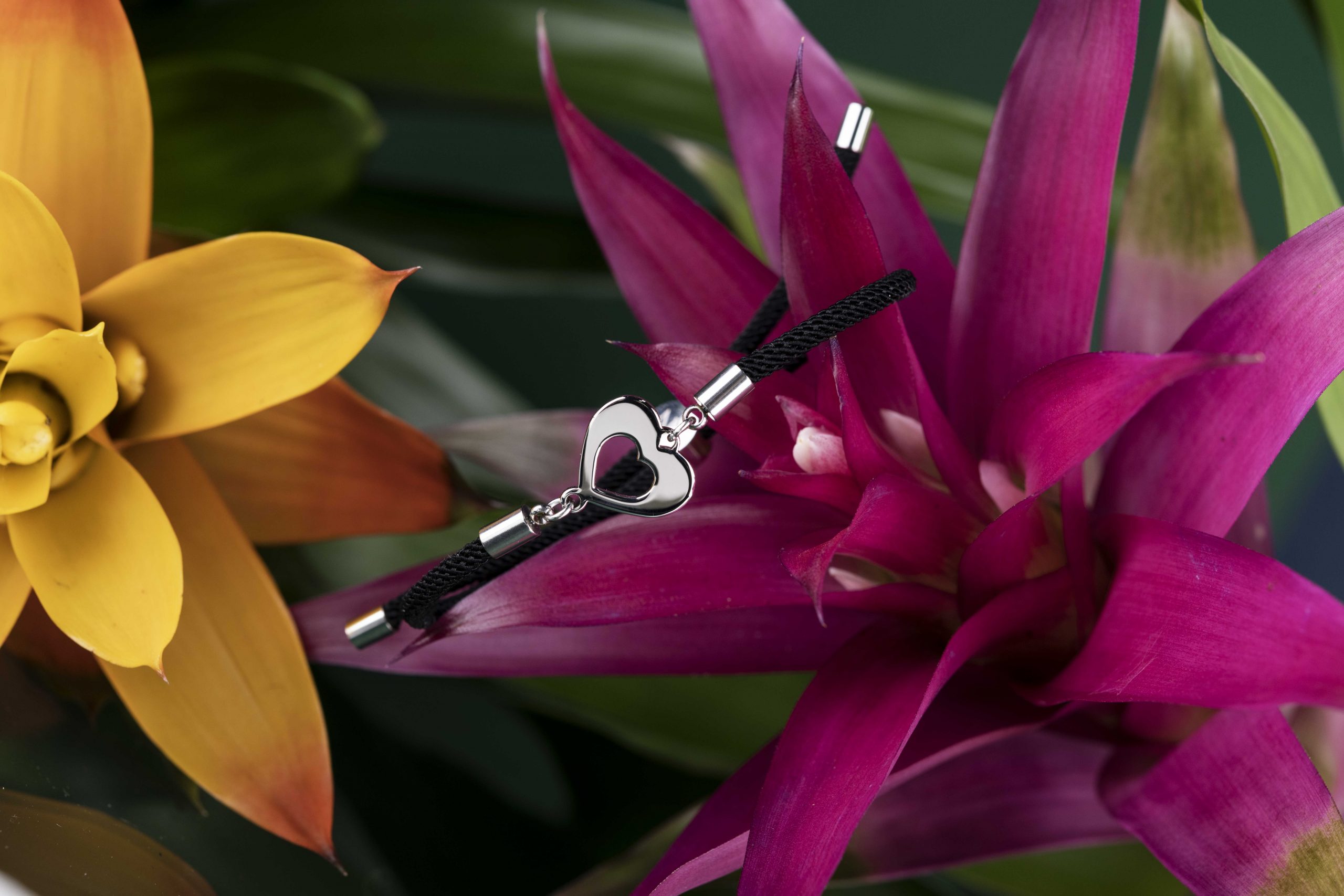 Náramok -  srdiečko ornamentika – šnúrka červená / čierna