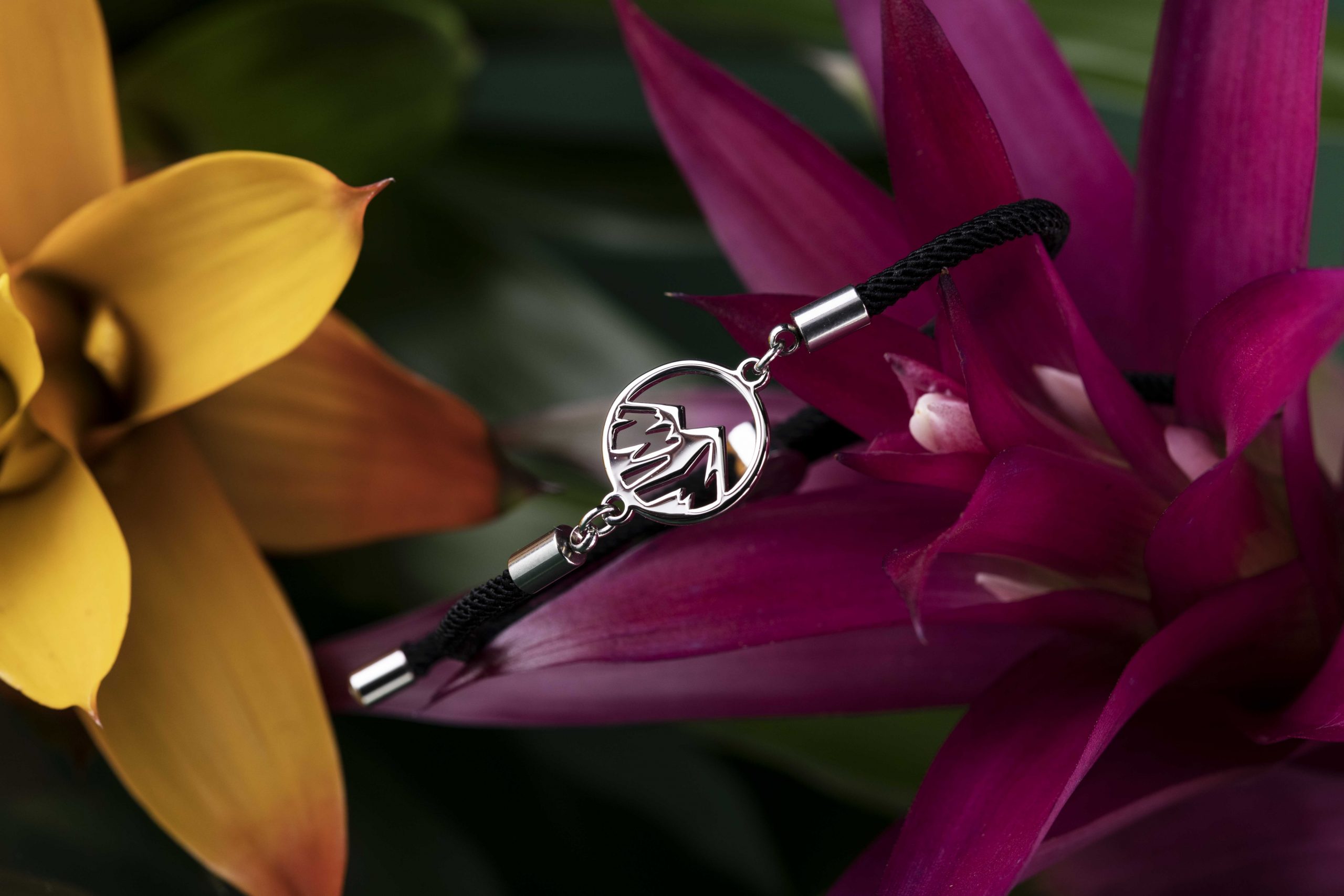 Náramok -  hory kruh 1 – šnúrka červená / čierna