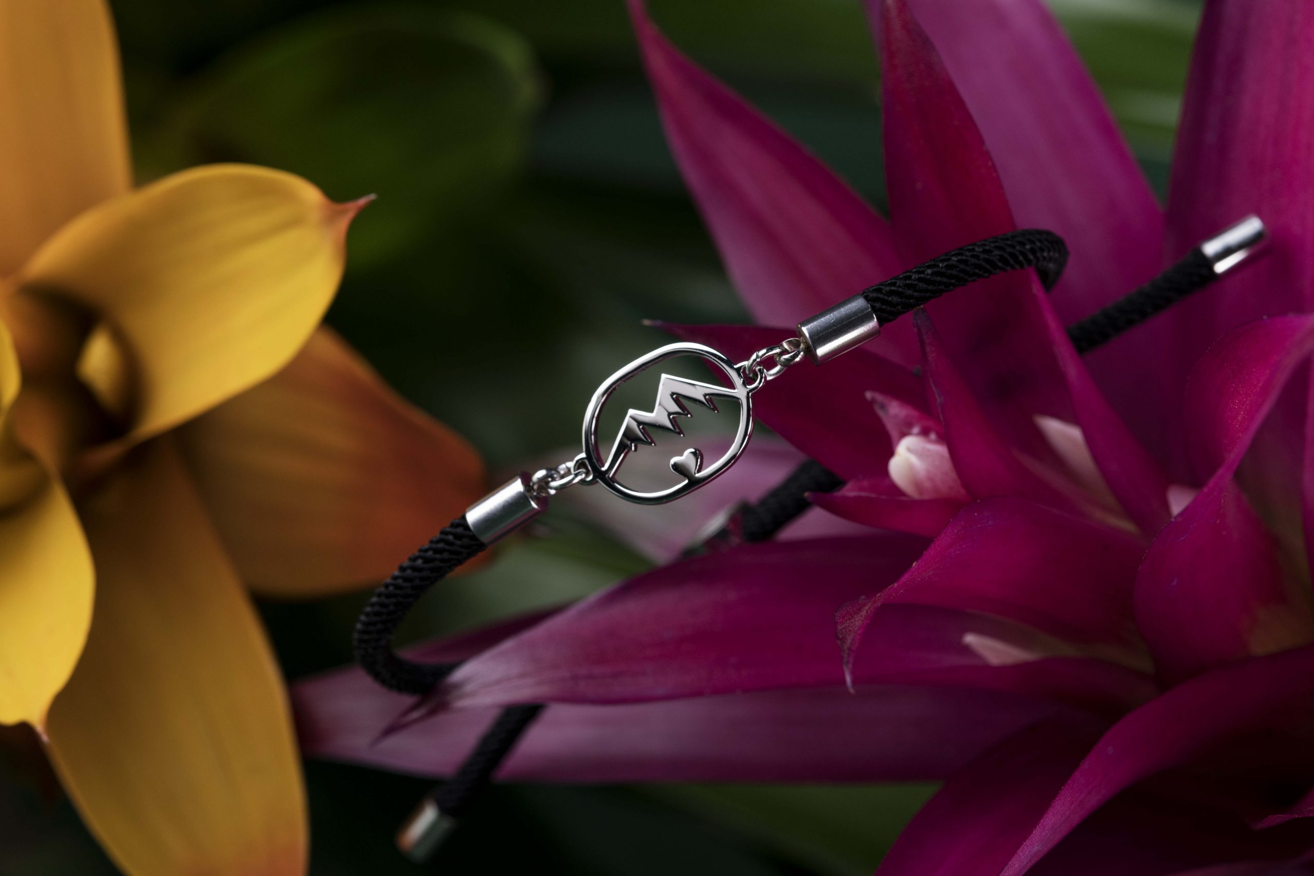 Náramok -  hory ovál 2 – šnúrka červená / čierna