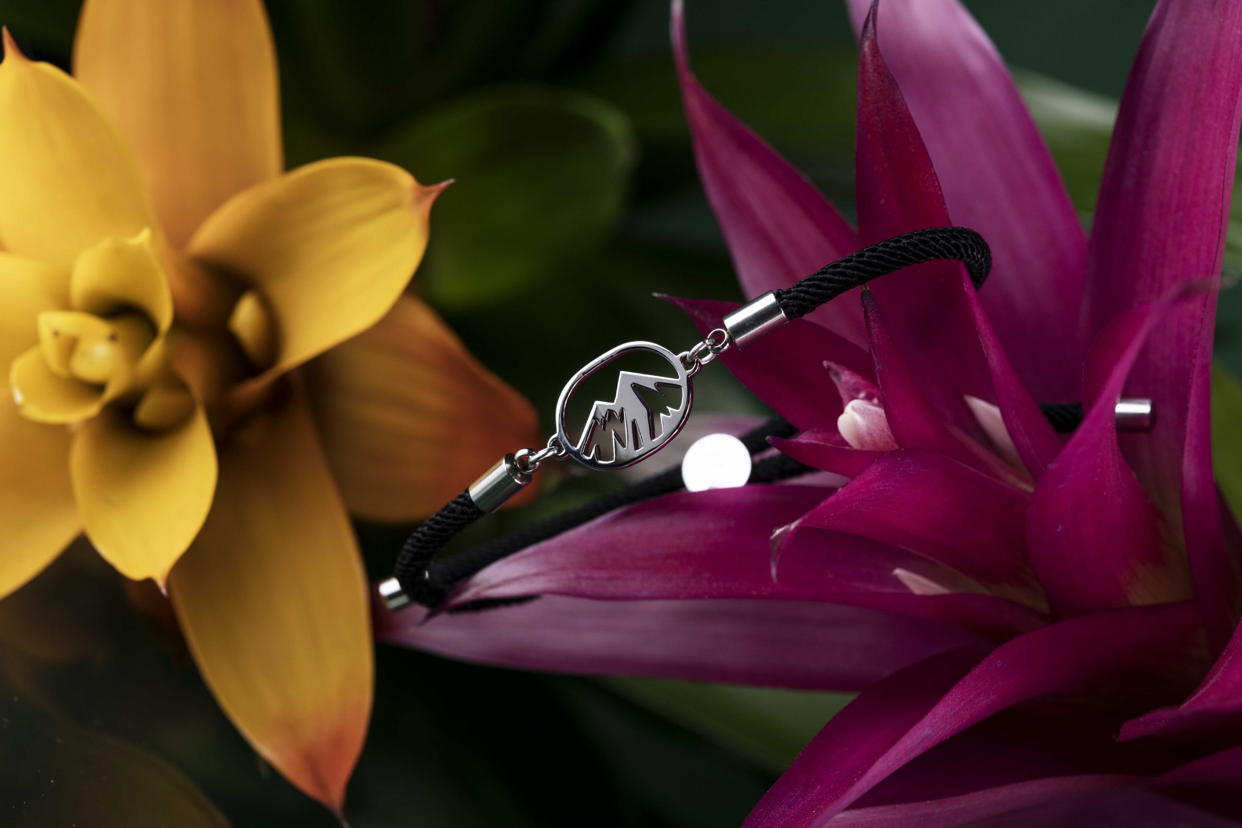 Náramok -  hory ovál 1 – šnúrka červená / čierna