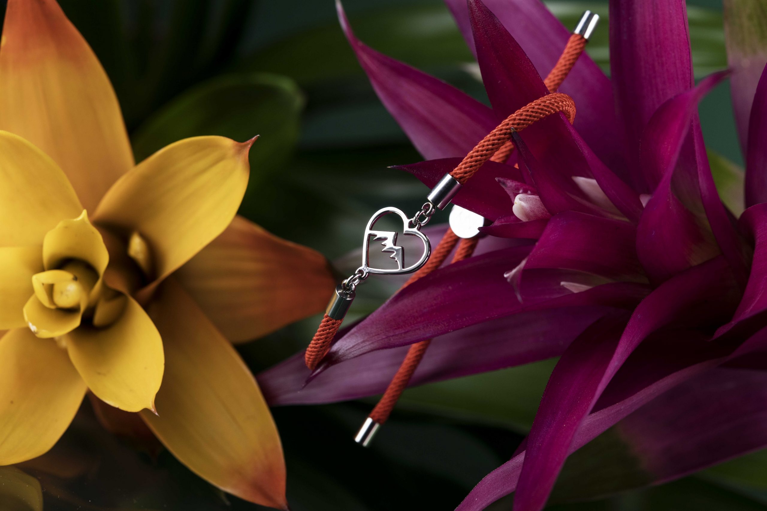 Náramok -  hory srdce – šnúrka červená / čierna