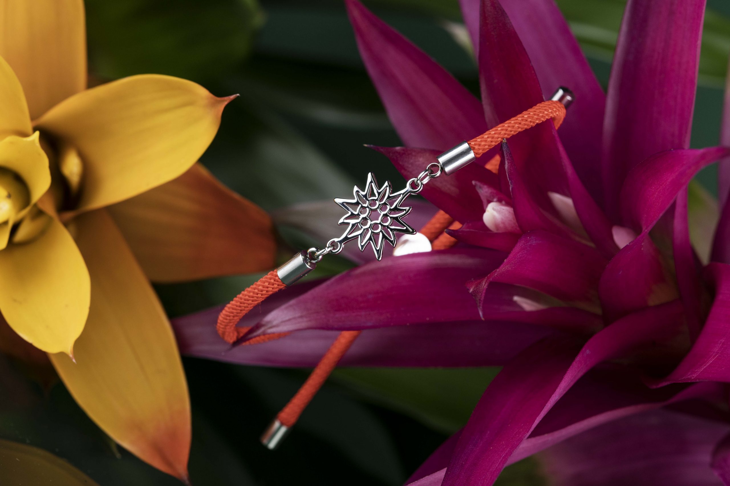 Náramok -  hory plesnivec– šnúrka červená / čierna