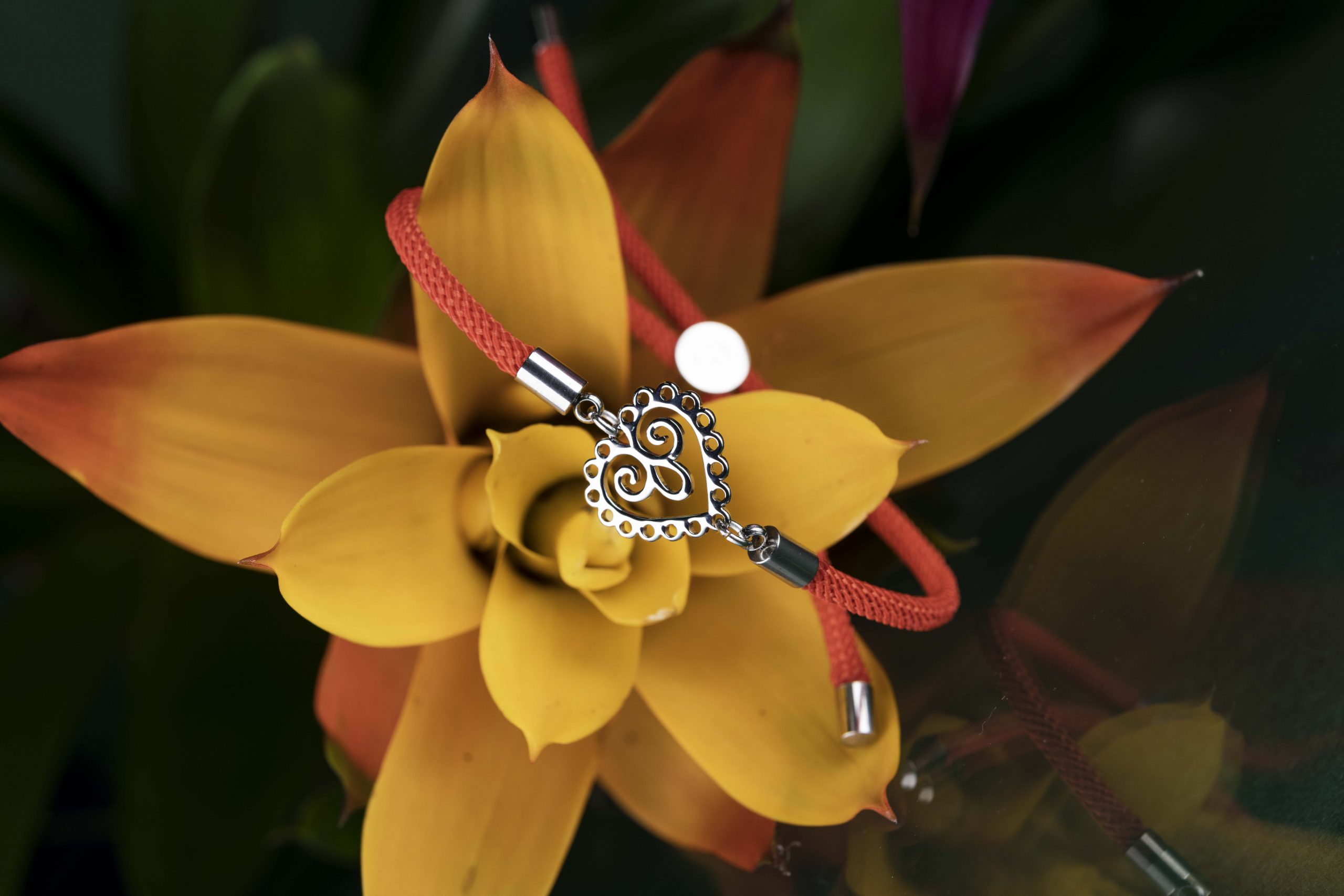 Náramok -  srdce mini 1– šnúrka červená / čierna