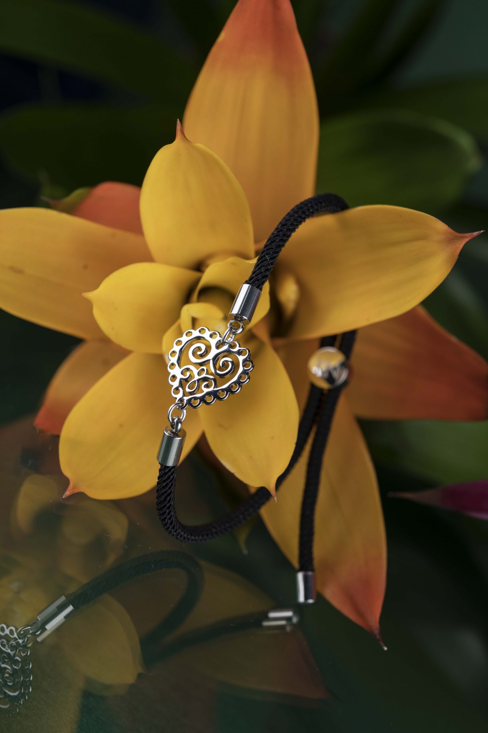 Náramok -  srdce ornament mini 1– šnúrka červená / čierna