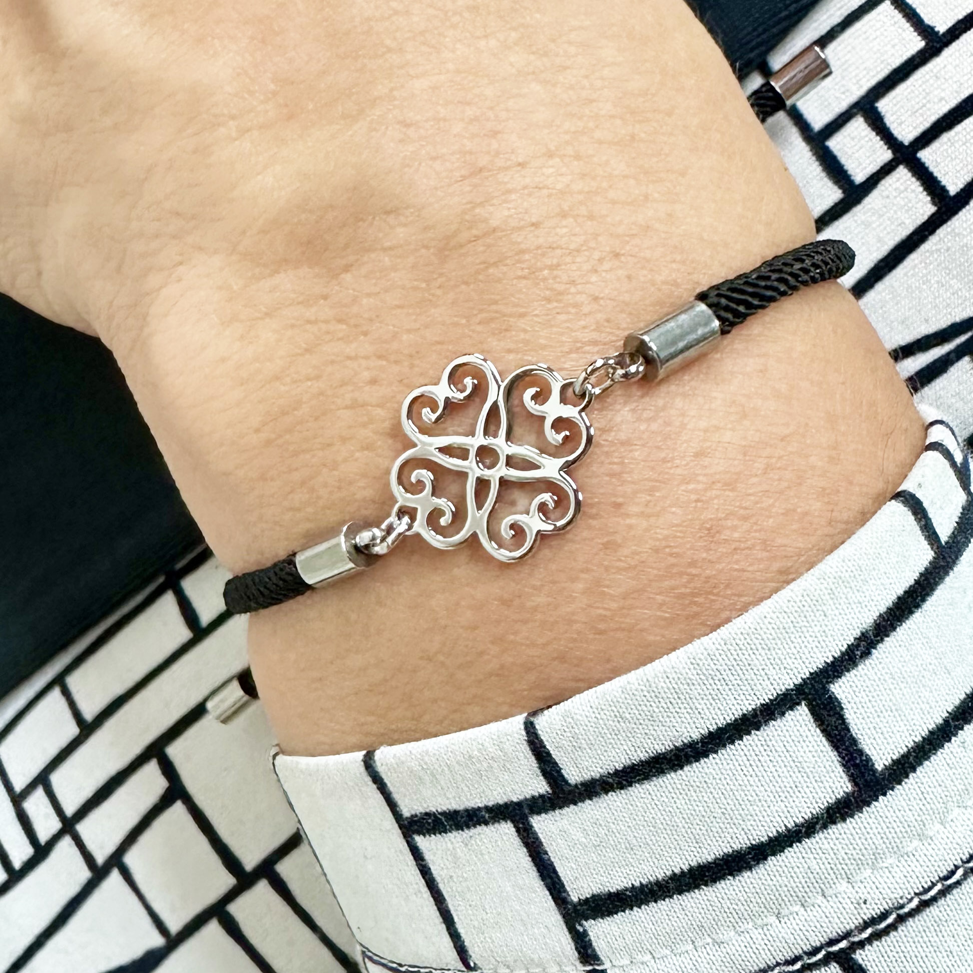 Náramok – štvorlístok SymBBolika –  šnúrka červená / čierna