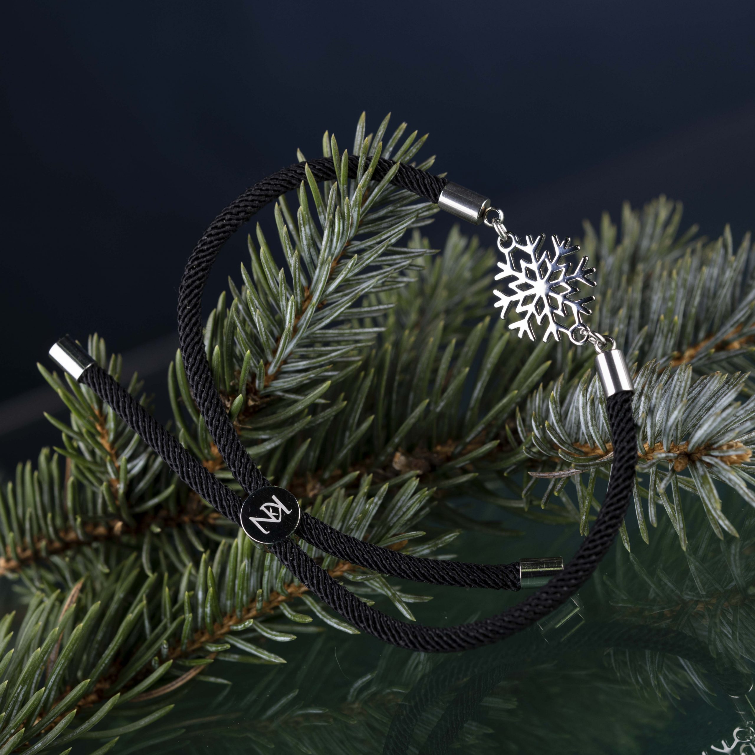 Náramok – snehová vločka 3 –  šnúrka červená / čierna