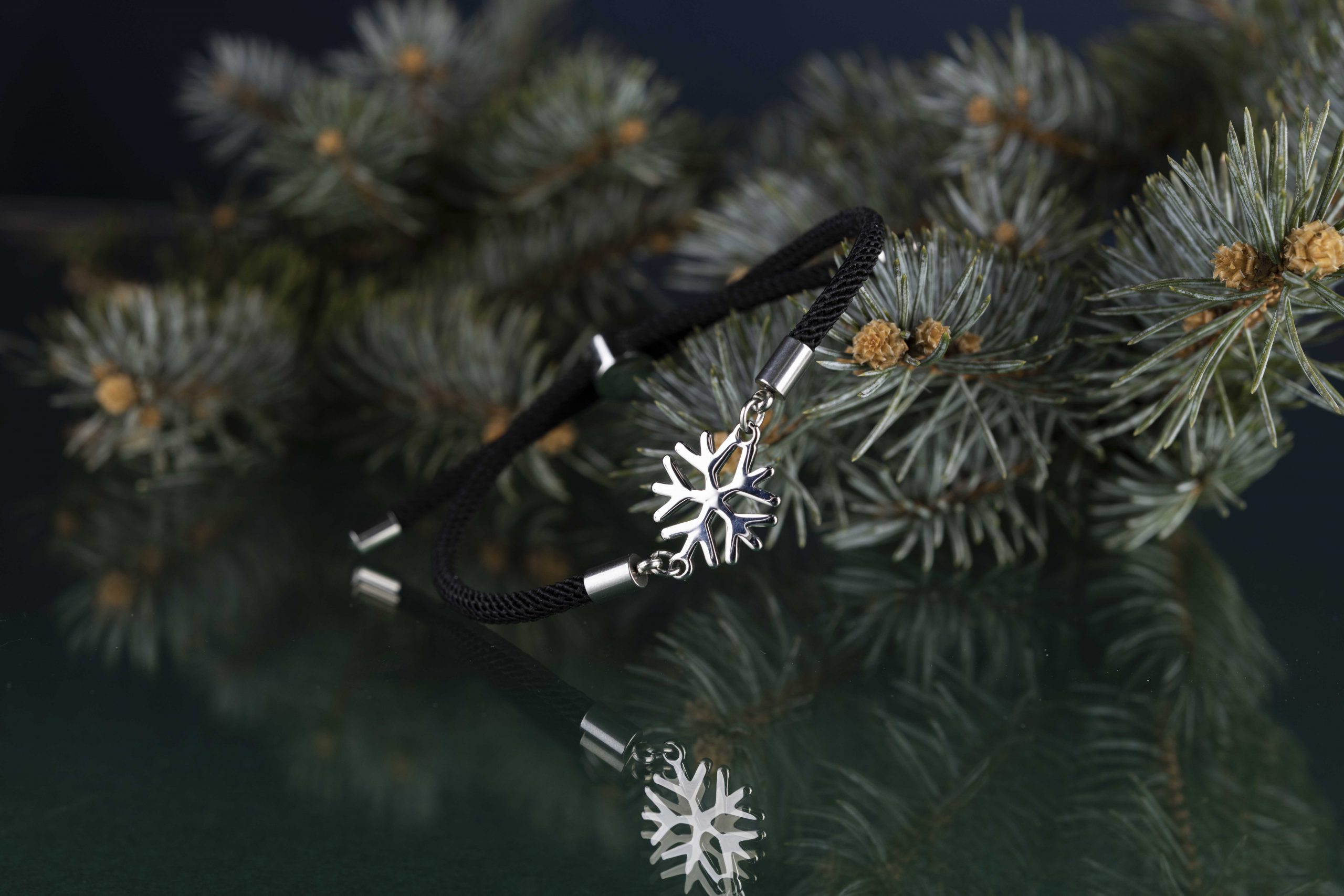 Náramok – snehová vločka 1 –  šnúrka červená / čierna