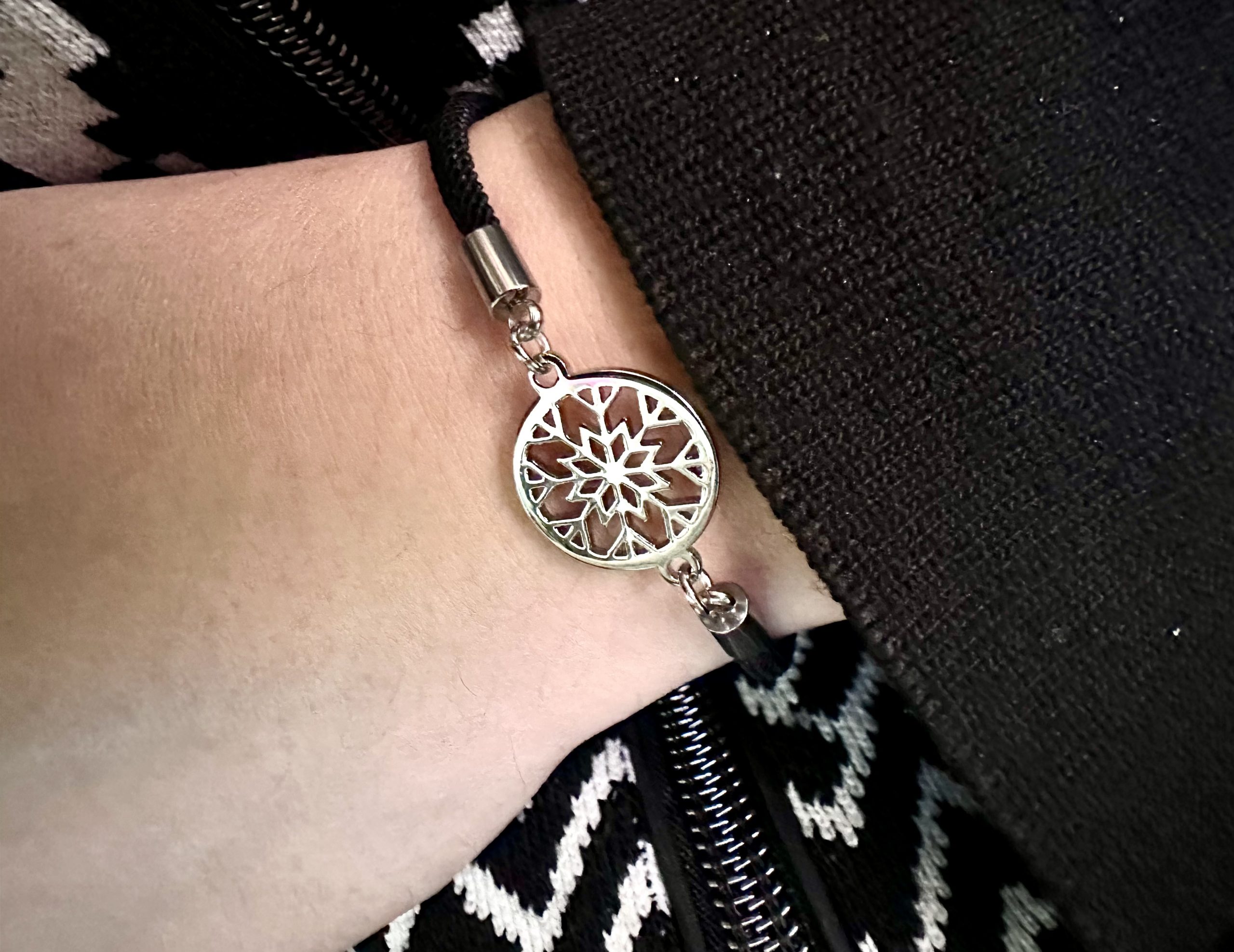 Náramok – snehová vločka kruh mini 1 –  šnúrka červená / čierna