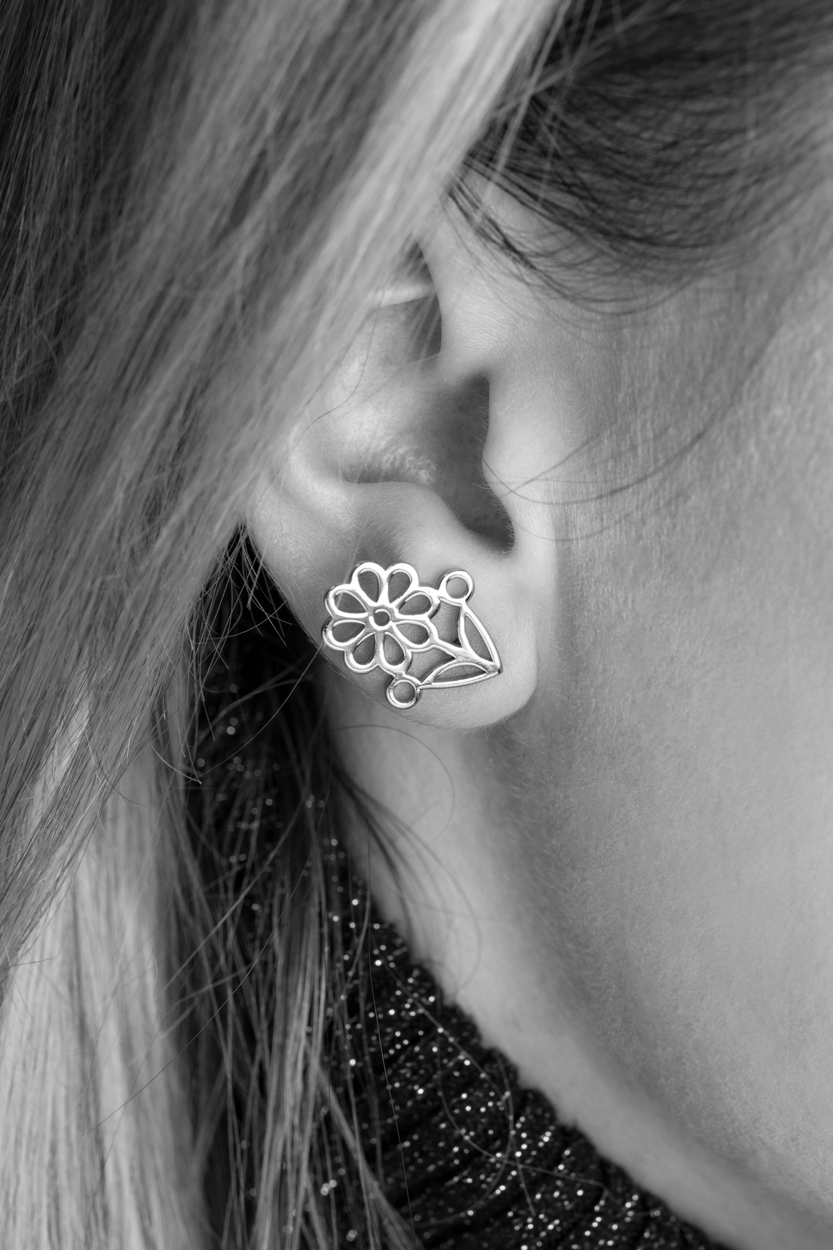 Napichovacie náušnice margarétka s lístkom Závadka