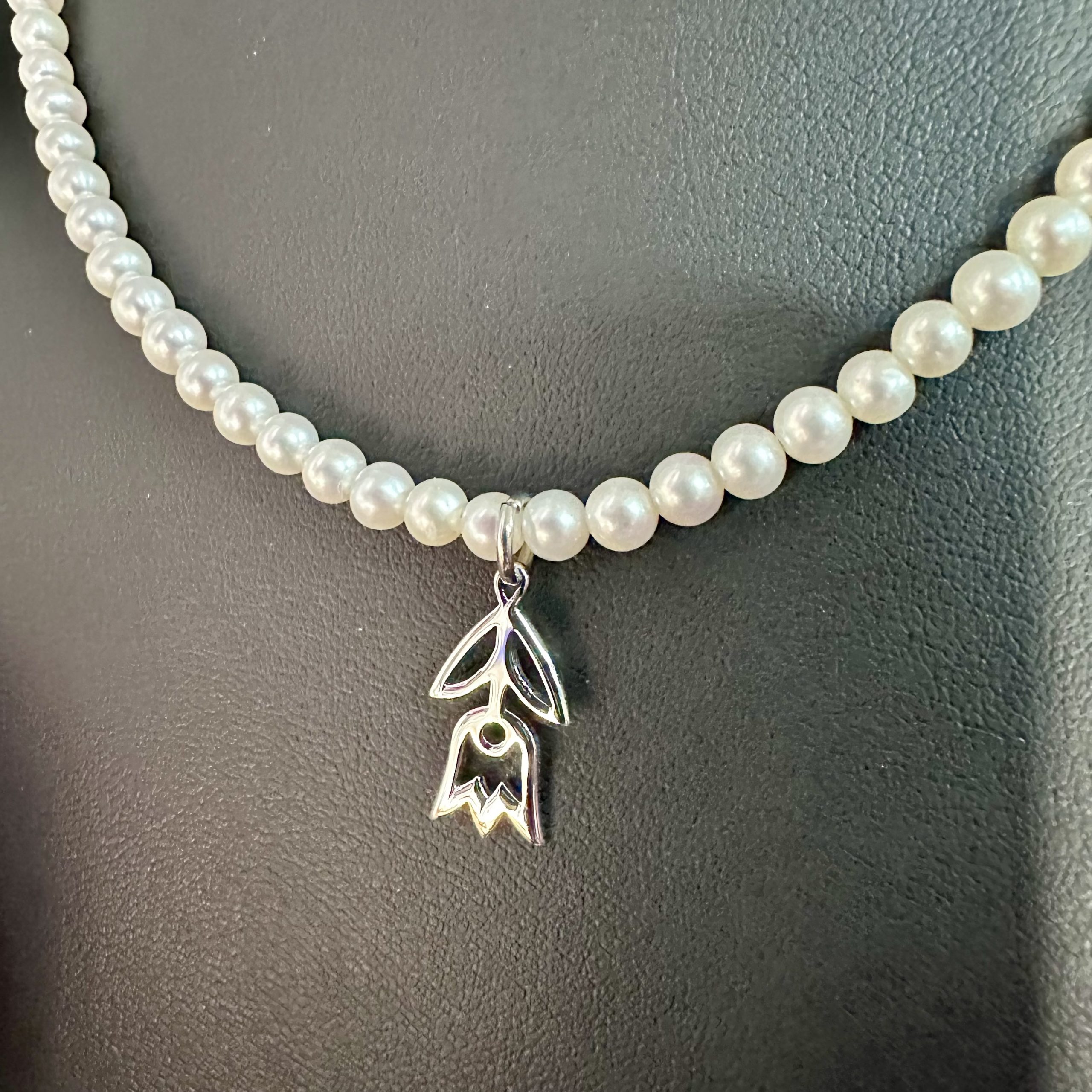 Náhrdelník - Polomka zvonček +biele sladkovodné perly