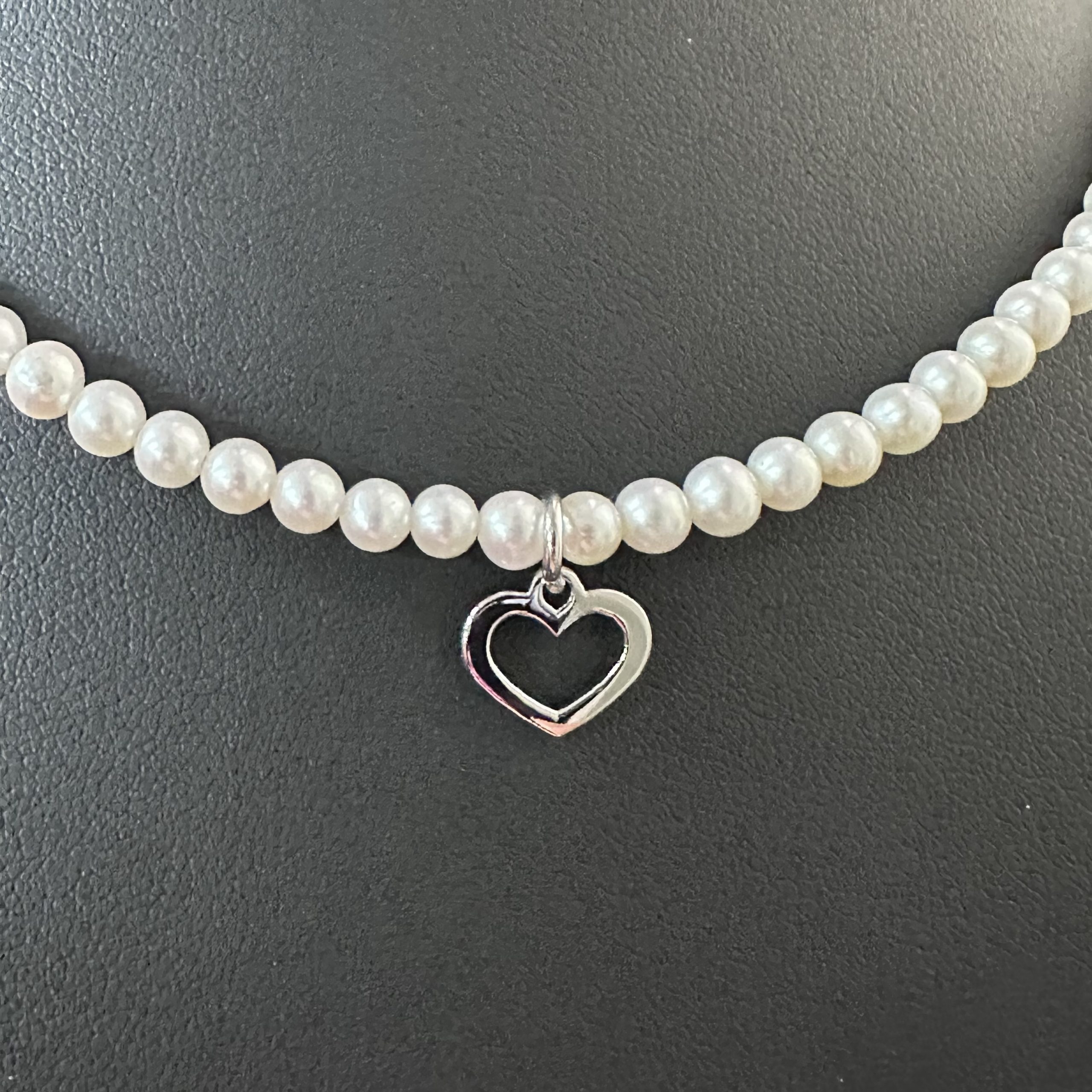 Náhrdelník - Závadka srdiečko +biele sladkovodné perly