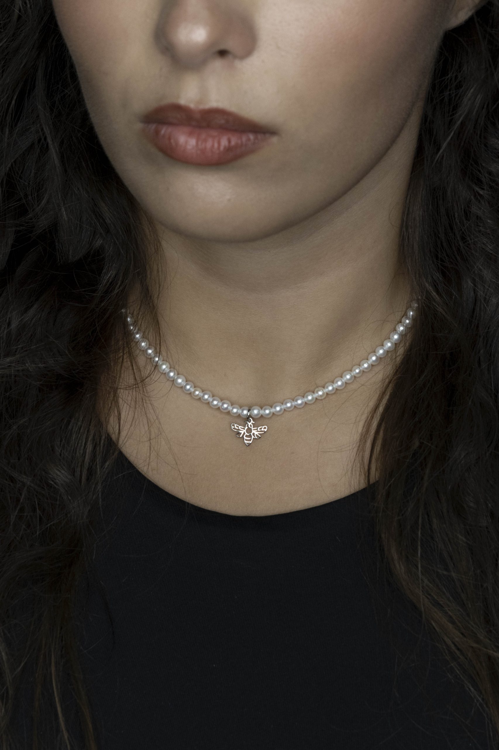 Náhrdelník - včela MINI  +biele sladkovodné perly