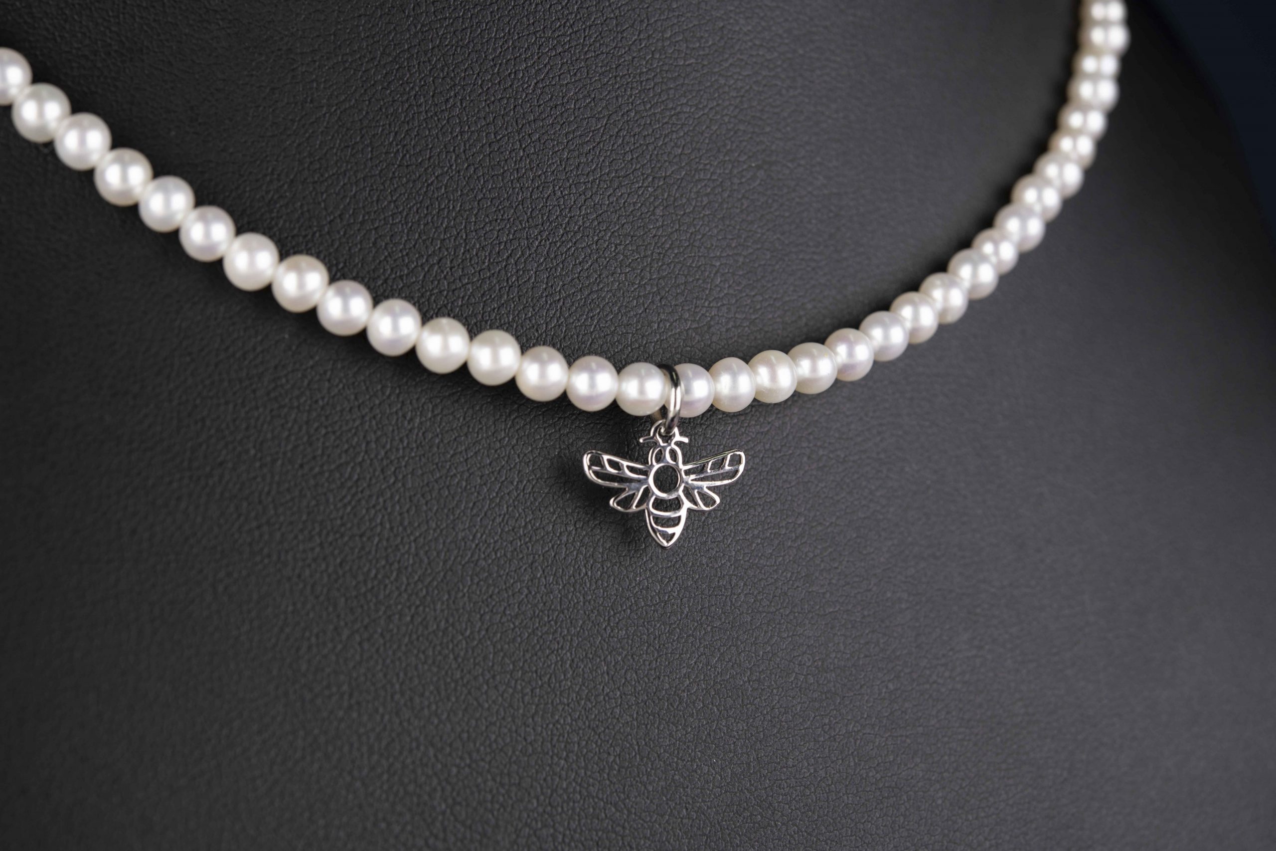 Náhrdelník - včela MINI  +biele sladkovodné perly