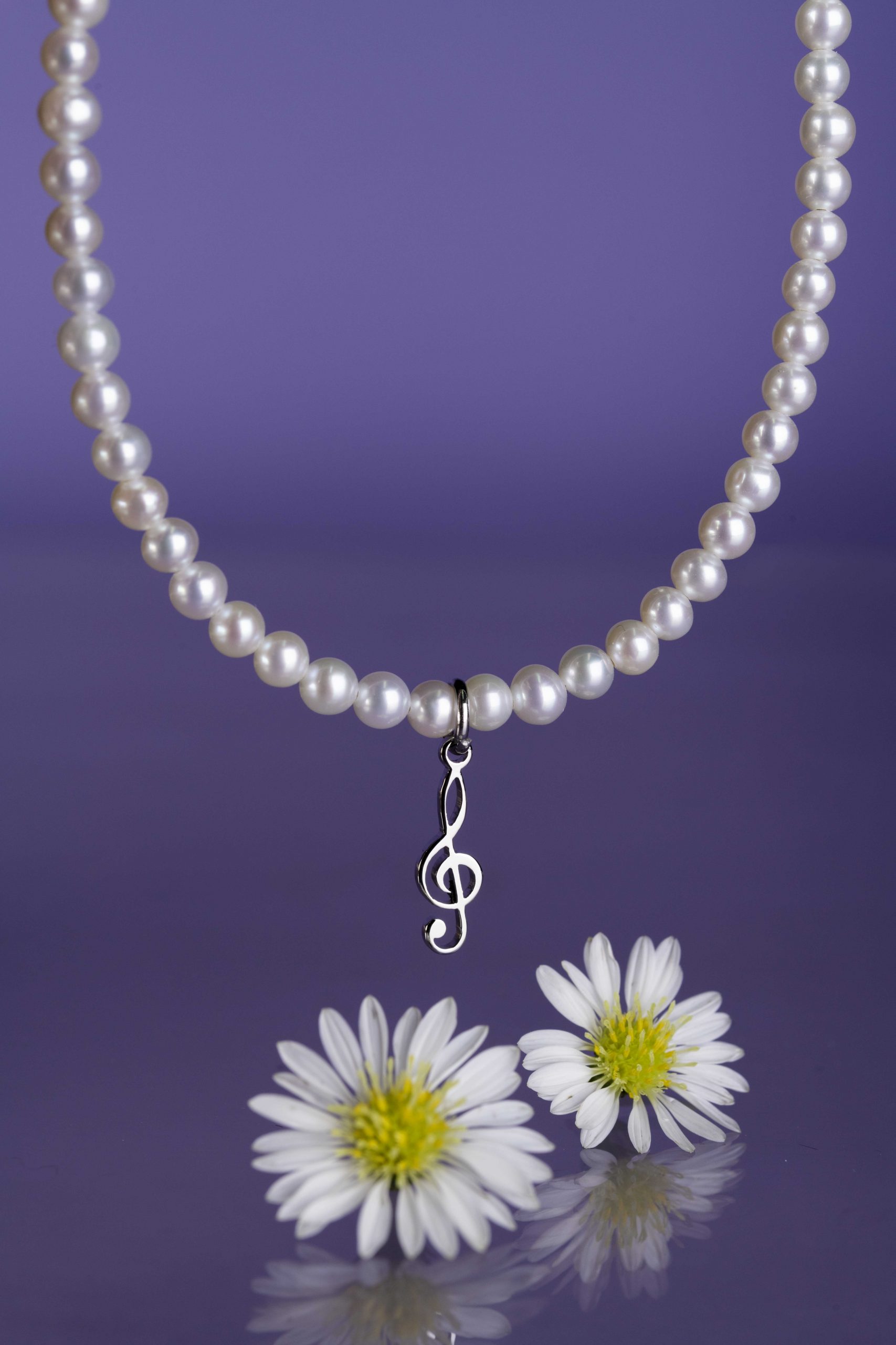 Náhrdelník - husľový kľúč+biele sladkovodné perly