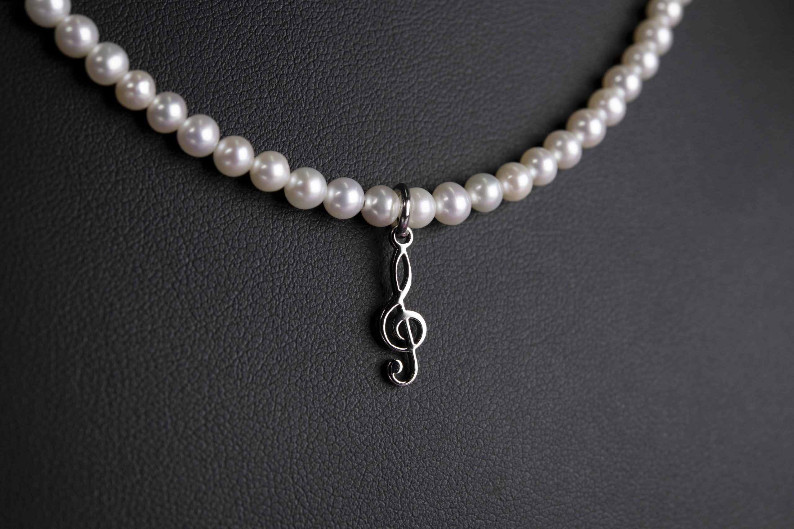 Náhrdelník - husľový kľúč+biele sladkovodné perly