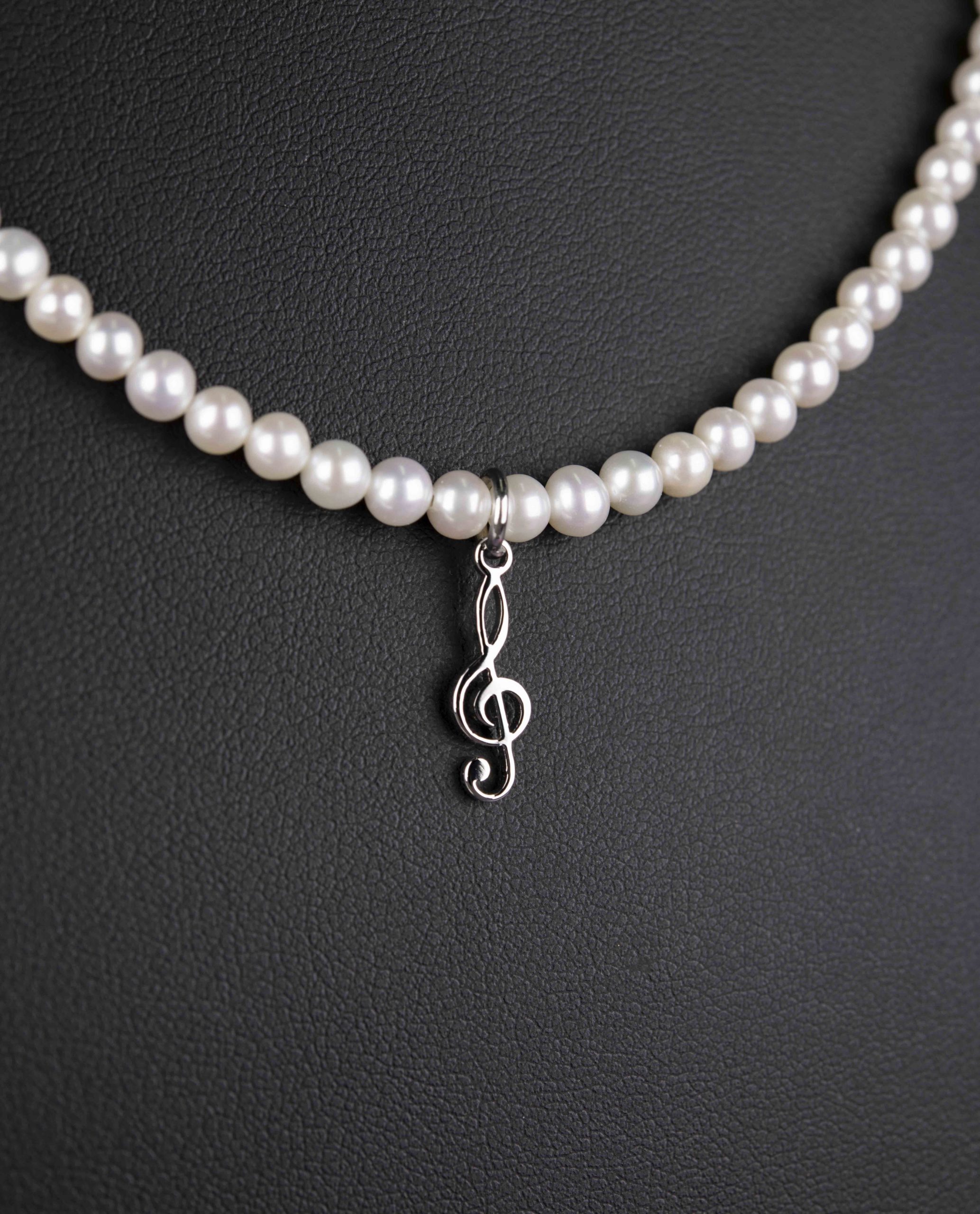Náhrdelník - husľový kľúč+biele sladkovodné perly