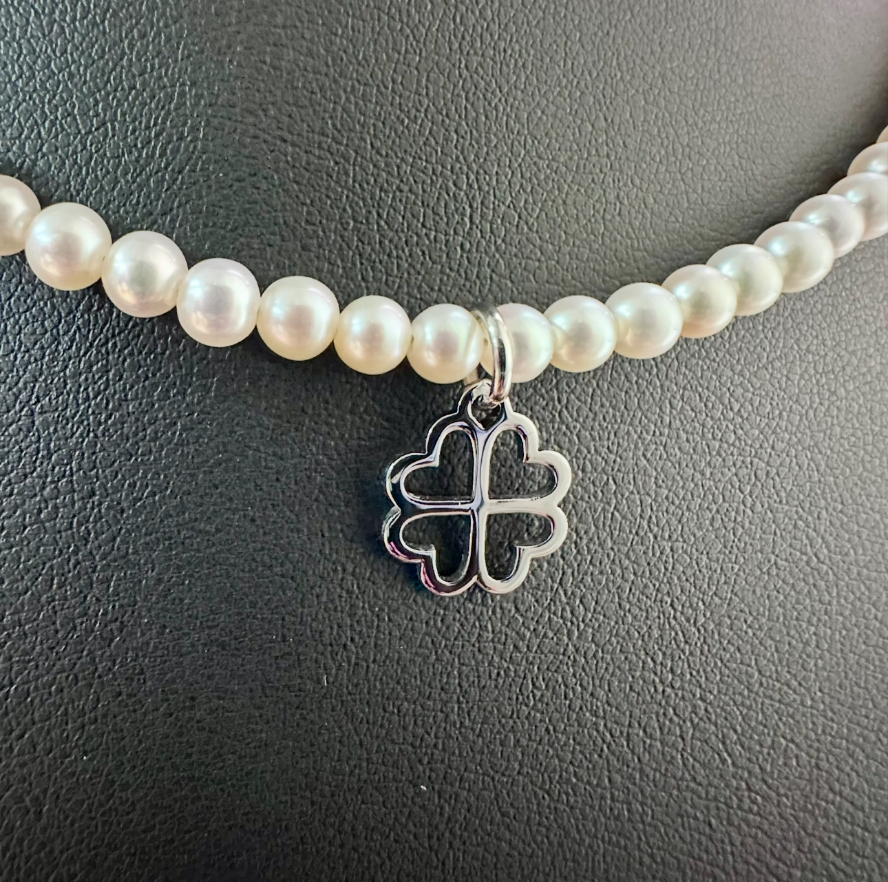 Náhrdelník - Závadka štvorlístok +biele sladkovodné perly