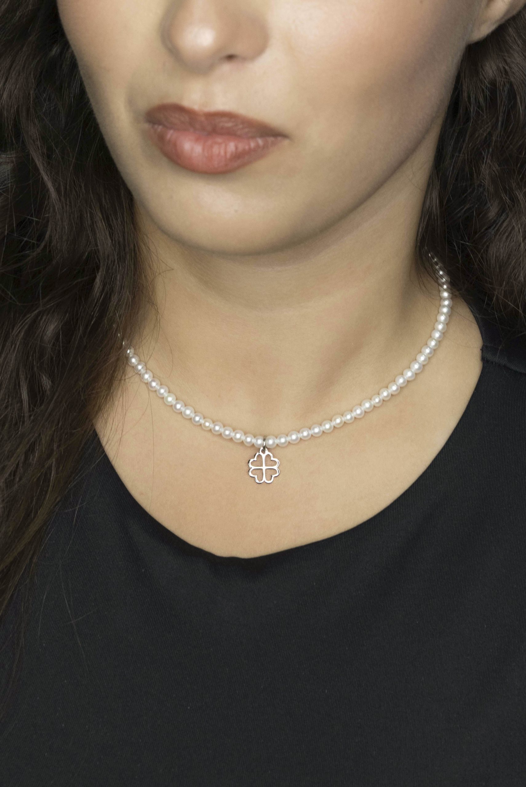 Náhrdelník - Závadka štvorlístok +biele sladkovodné perly