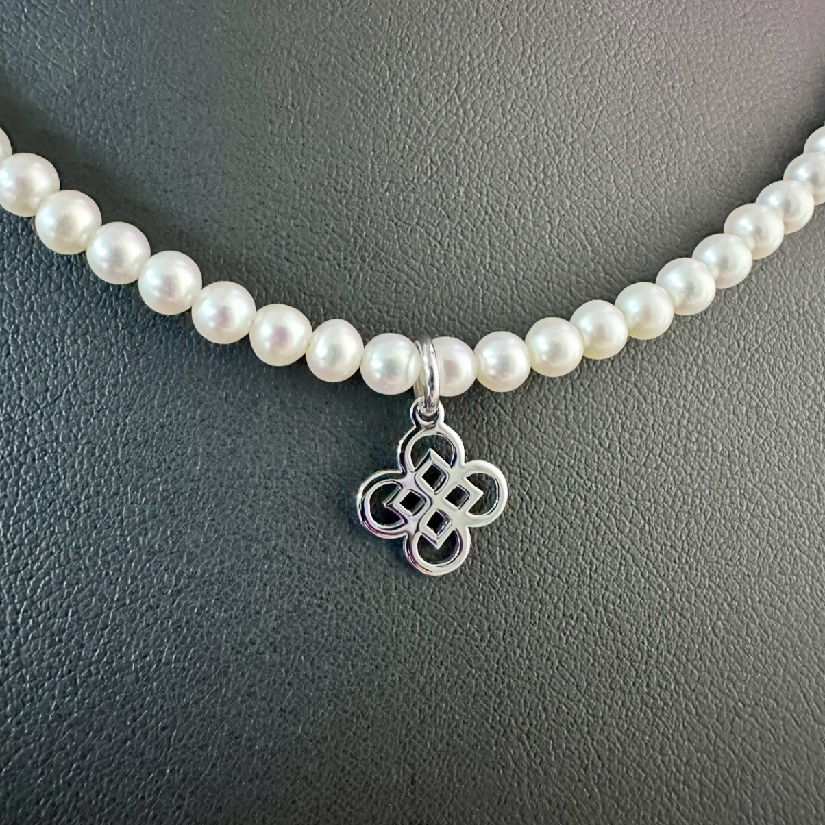 Náhrdelník - drotársky štvorlístok+biele sladkovodné perly