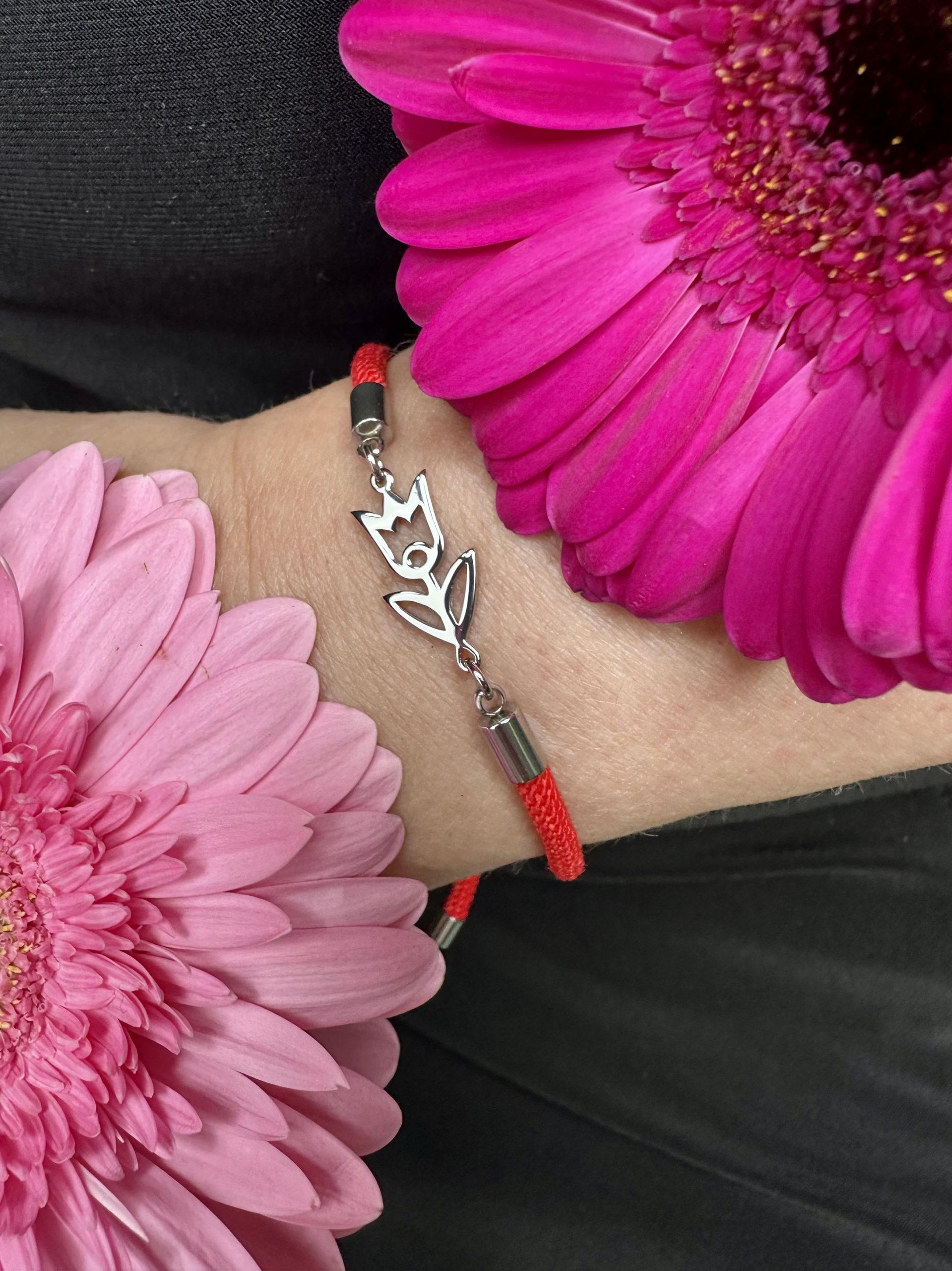 Náramok – zvonček Polomka–  šnúrka červená / čierna