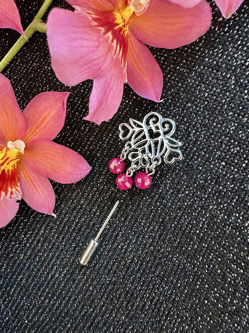 Brošňa srdiečko Polomka ornament 1 – rubínový korund