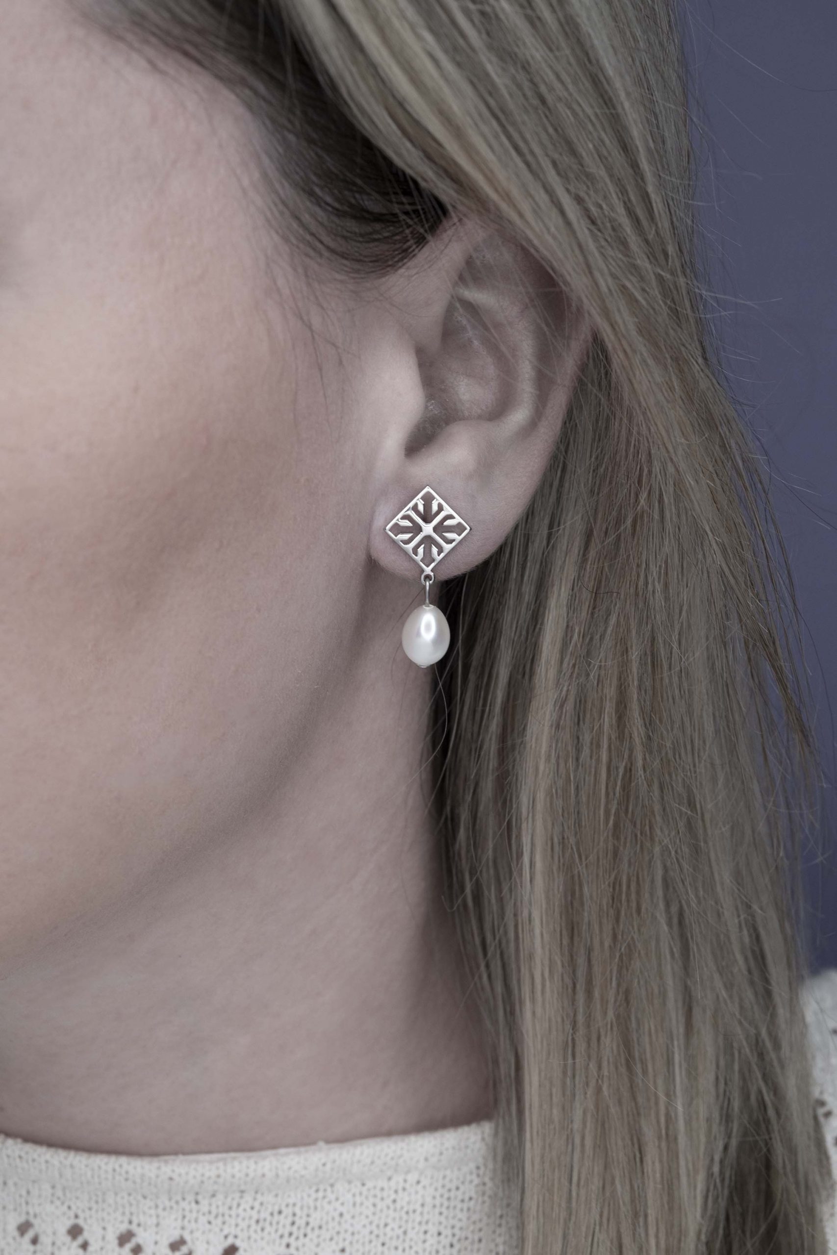 Napichovacie náušnice  Pohorelá štvorec 1 + perla