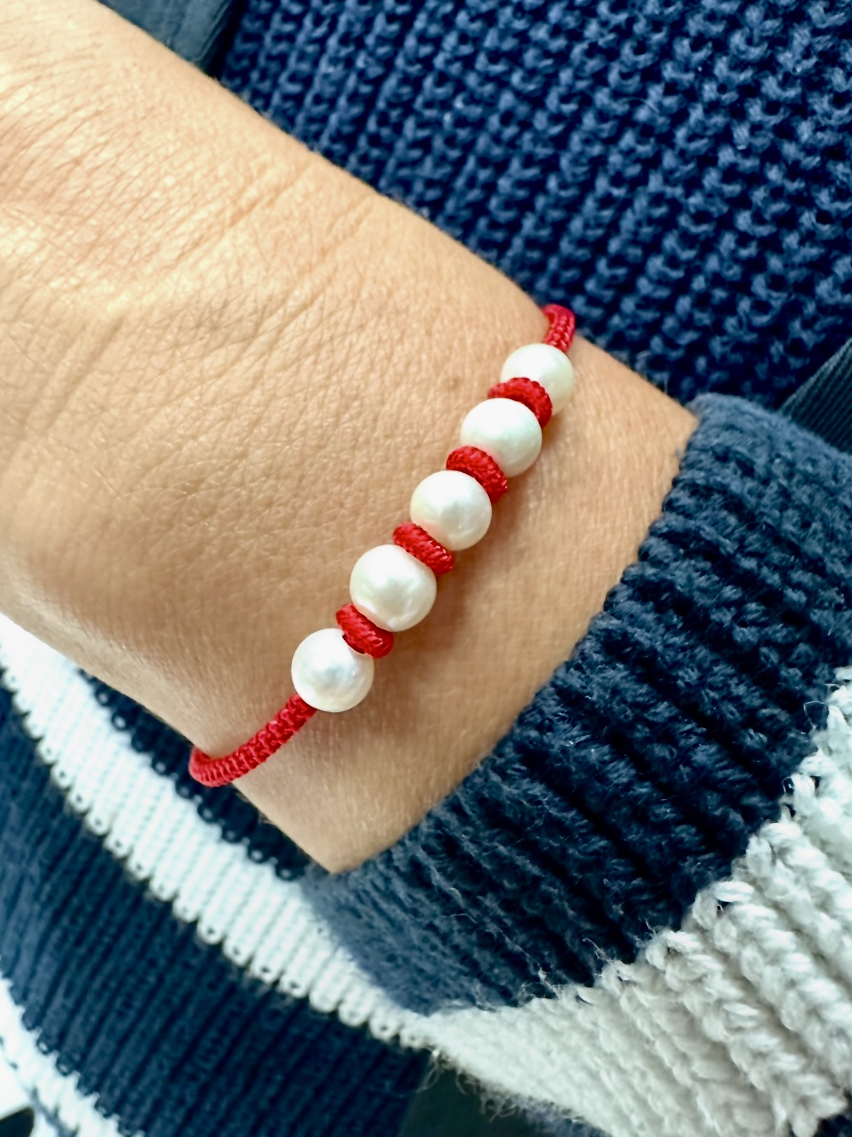 Náramok -  perly červená šnúrka