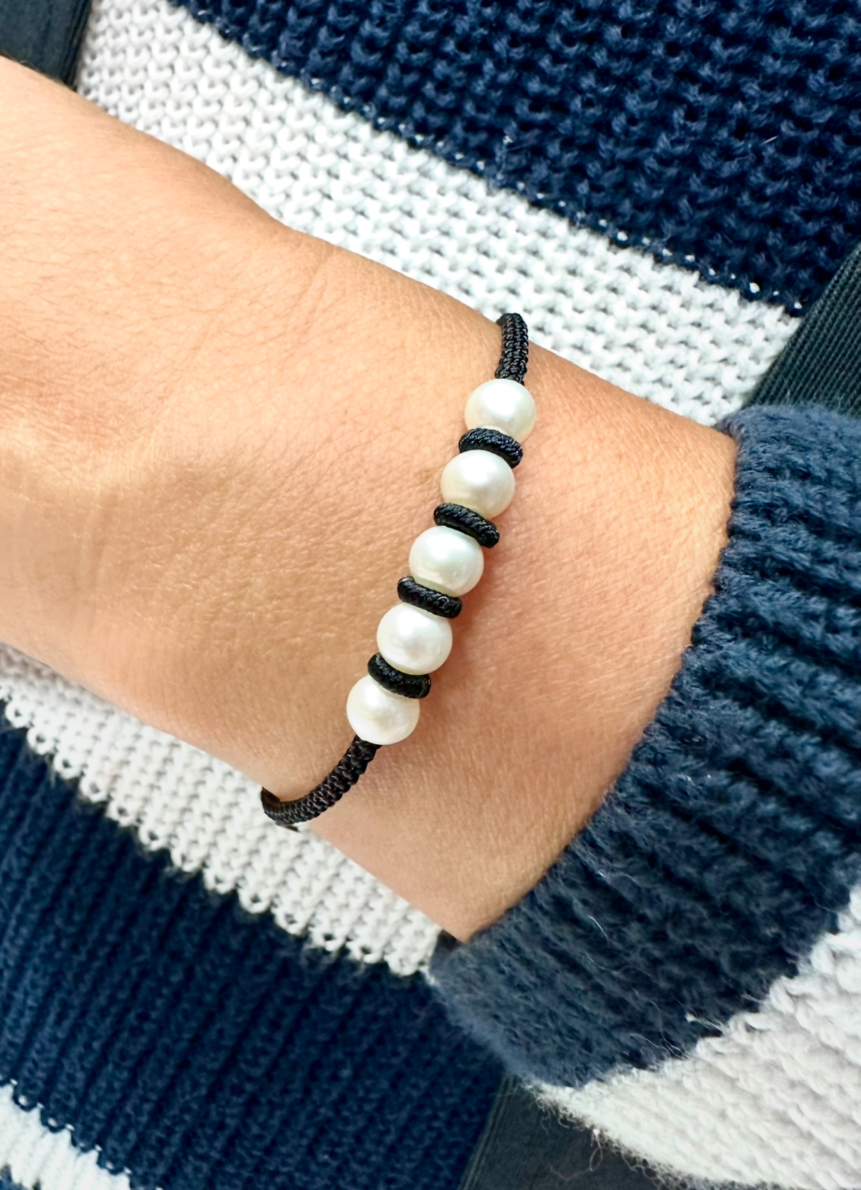 Náramok -  perly čierna šnúrka