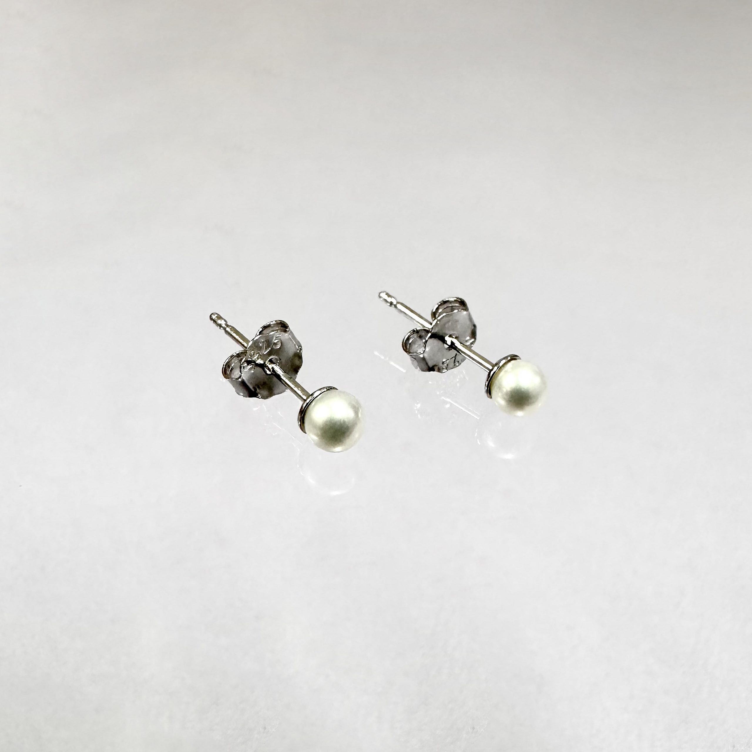 Napichovacie náušnice biele sladkovodné perly - 3mm