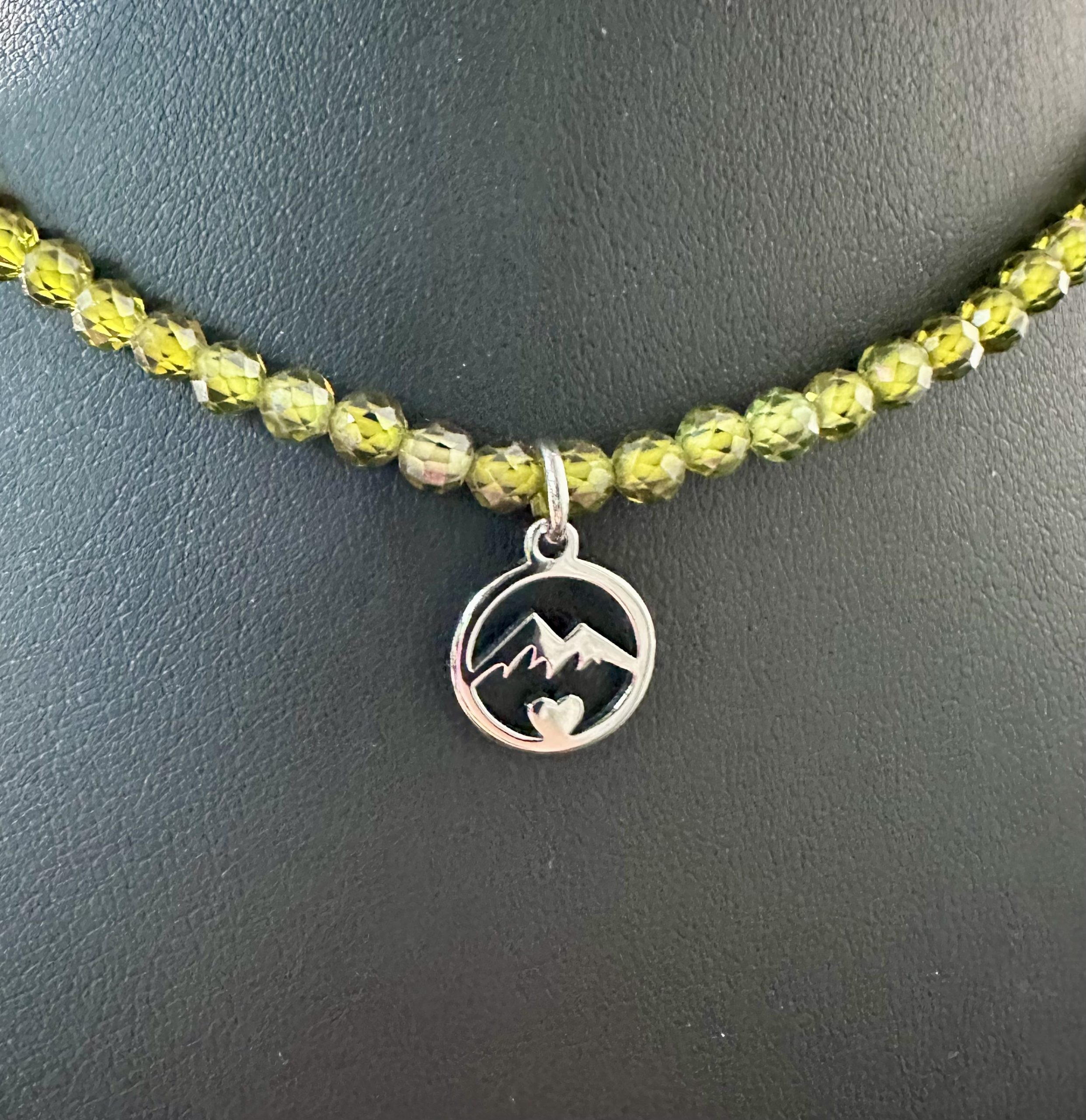 Náhrdelník -  hory kruh 2 MINI + brúsený zelený zirkon