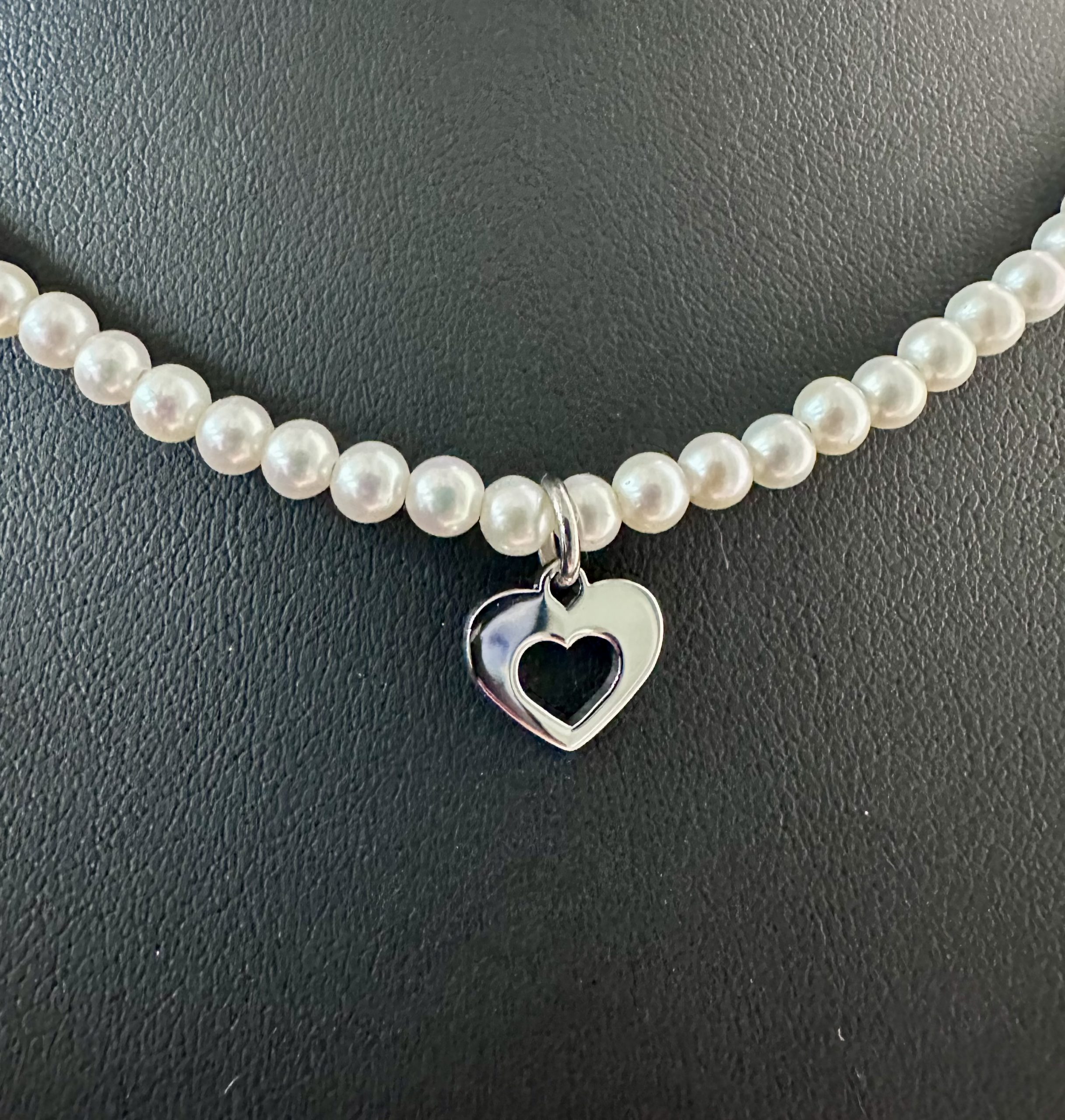 Náhrdelník -  srdiečko  ornamentika +biele sladkovodné perly