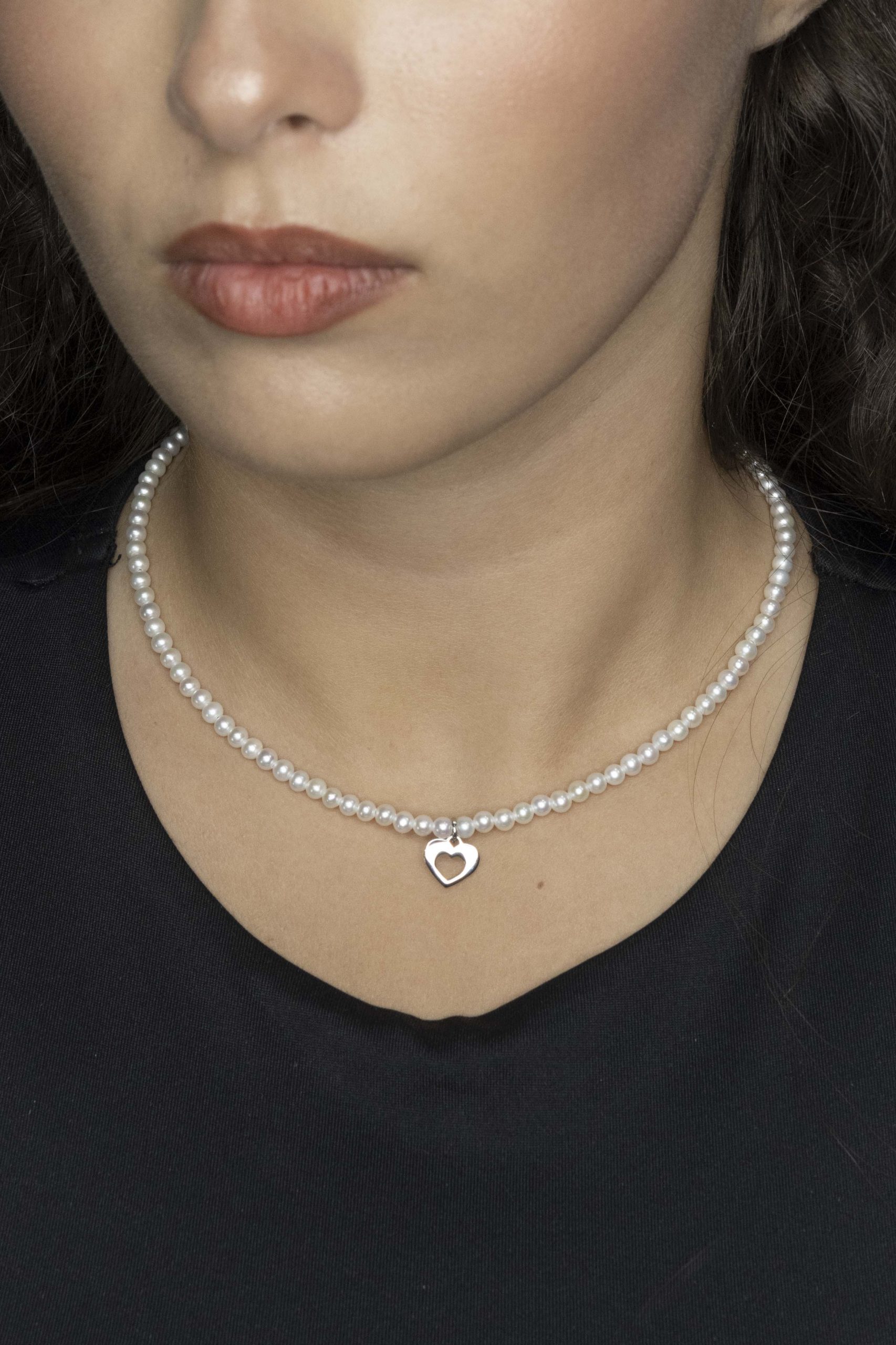 Náhrdelník -  srdiečko  ornamentika +biele sladkovodné perly