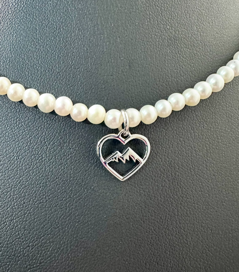 Náhrdelník - hory srdce MINI +biele sladkovodné perly