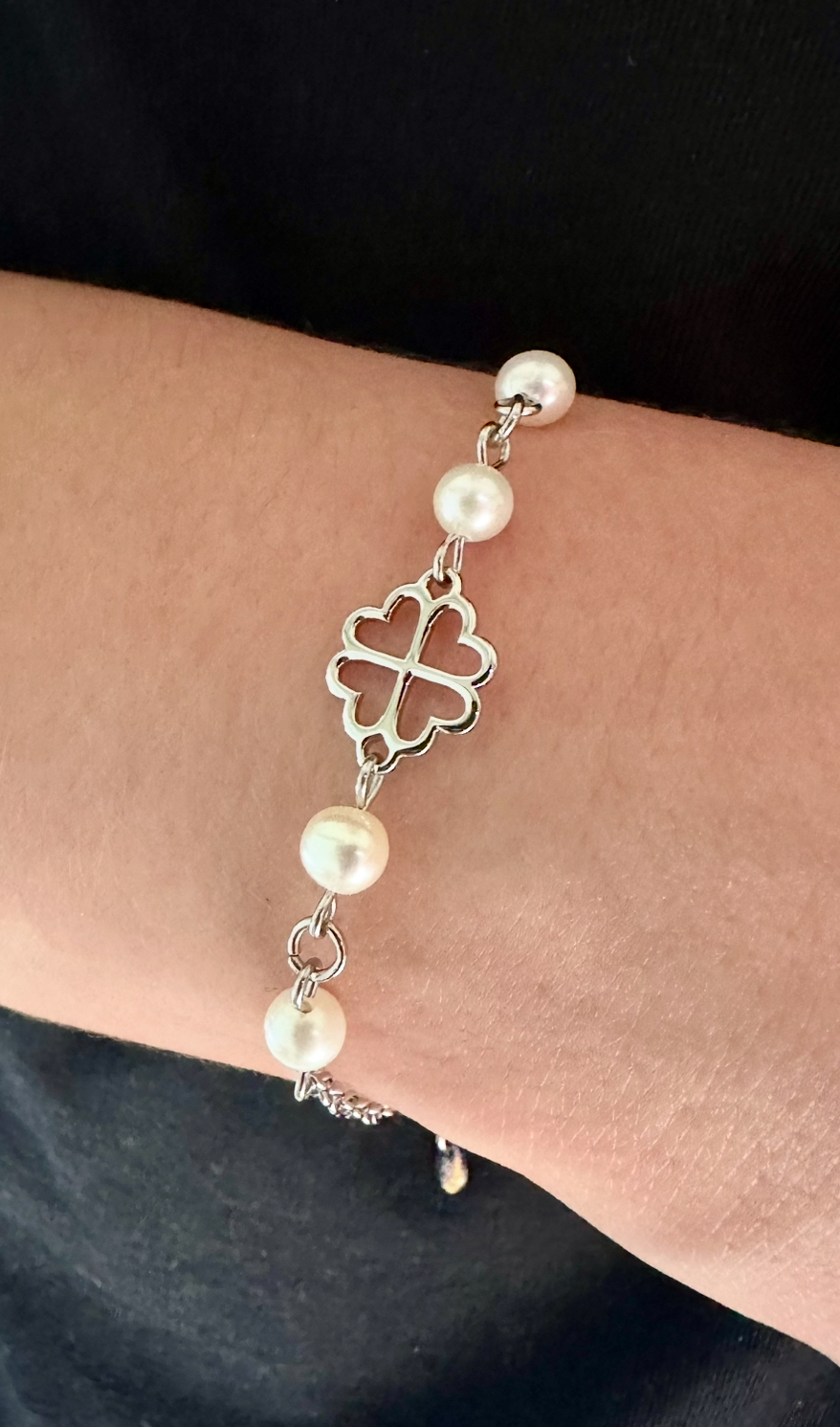 Náramok štvorlístok Závadka MINI 1 – retiazka + biele sladkovodné perly