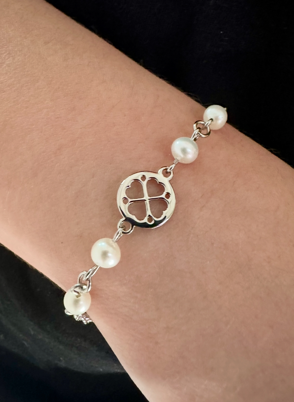 Náramok štvorlístok čipka MINI 1 – retiazka + biele sladkovodné perly