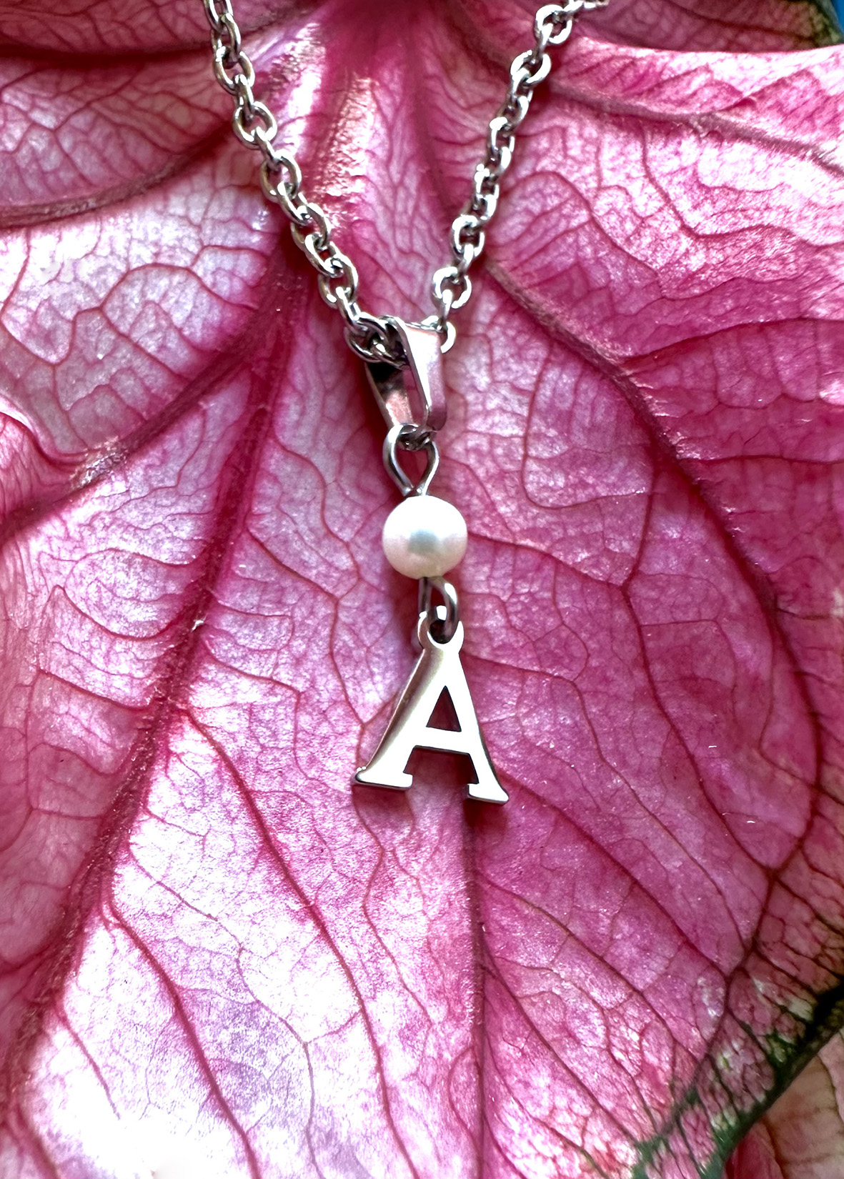 Prívesok abeceda 1 (rôzne písmená na výber) + sladkovodná perla