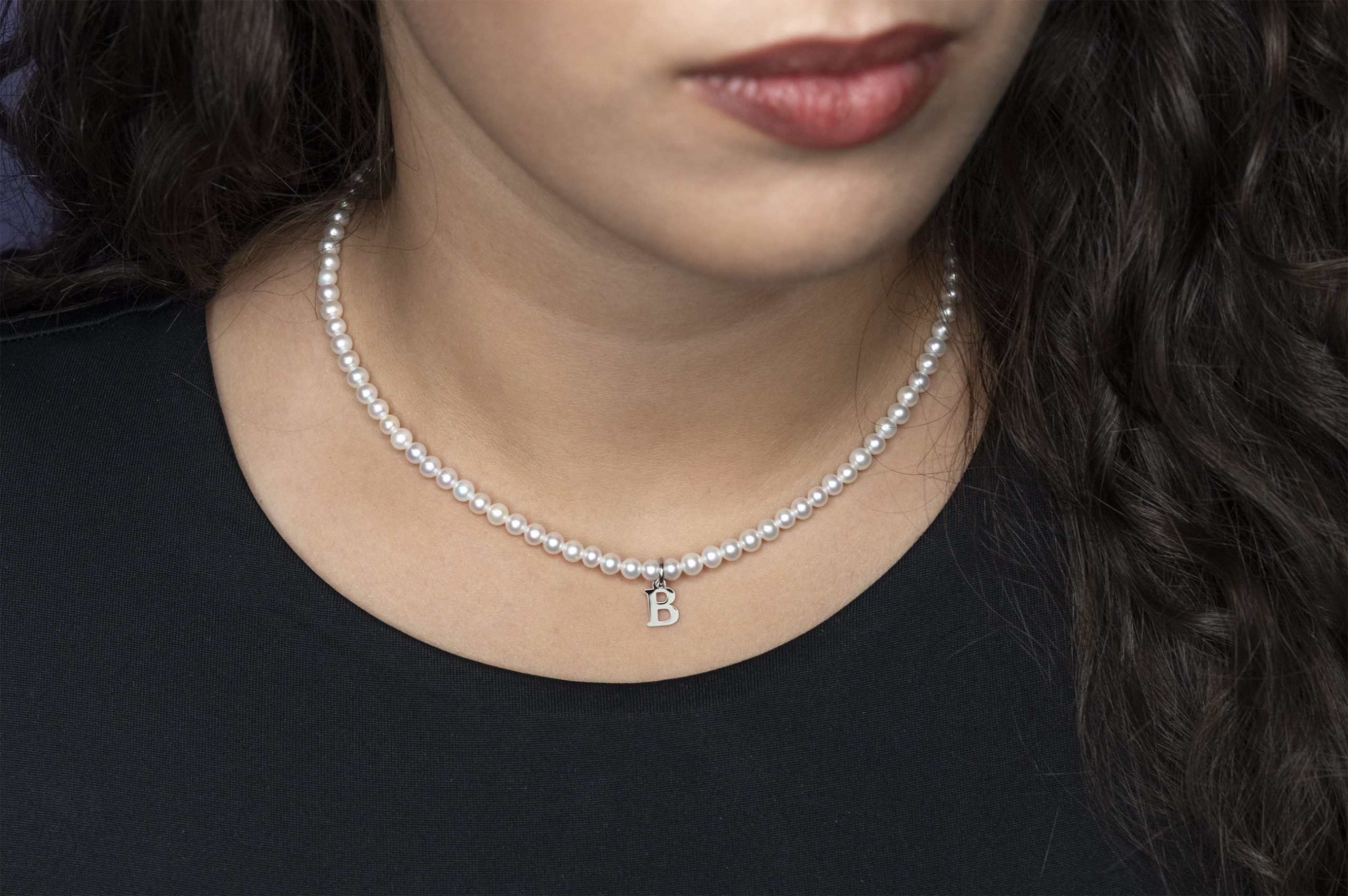 Náhrdelník - abeceda 1 (rôzne písmená na výber)+biele sladkovodné perly