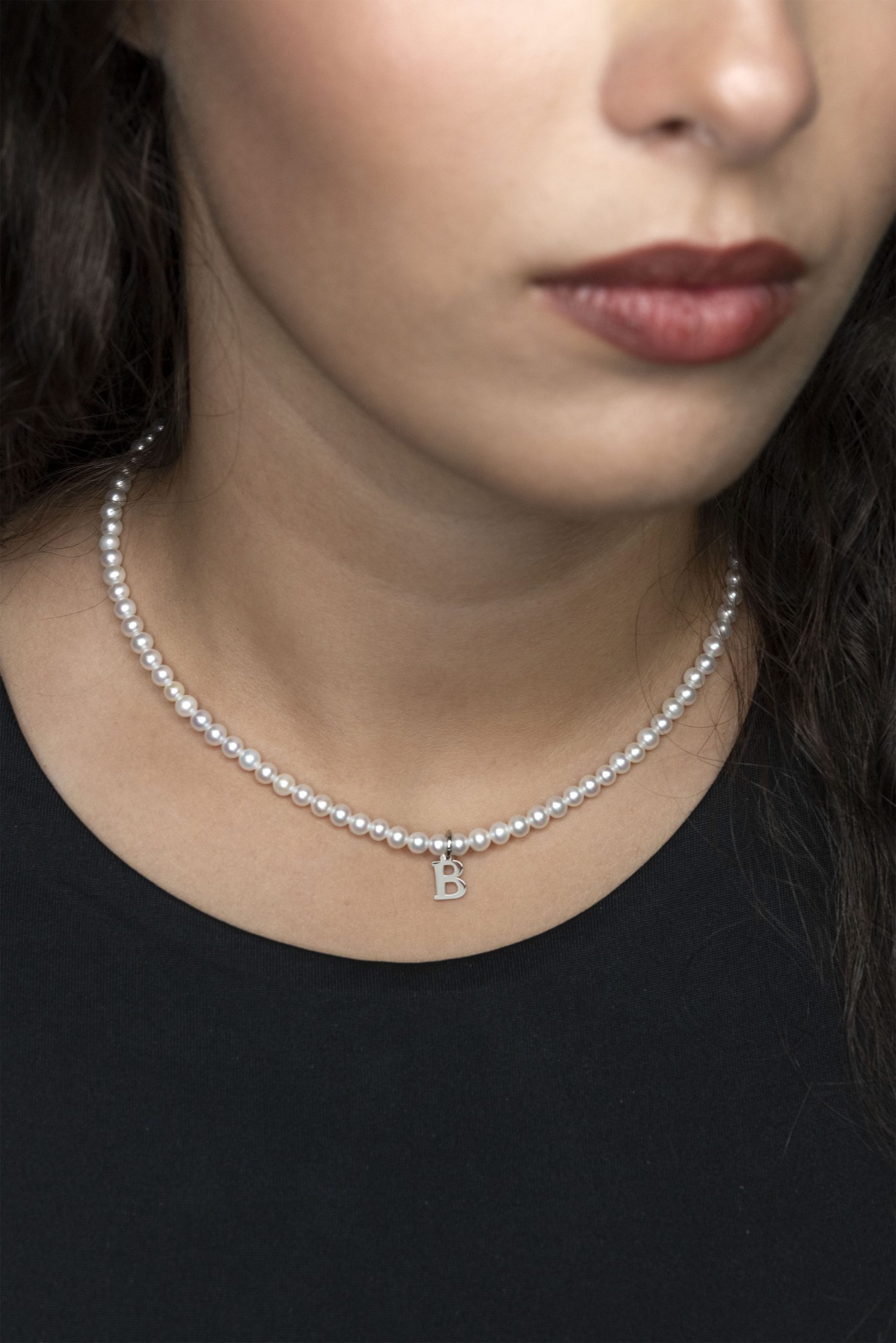 Náhrdelník - abeceda 1 (rôzne písmená na výber)+biele sladkovodné perly
