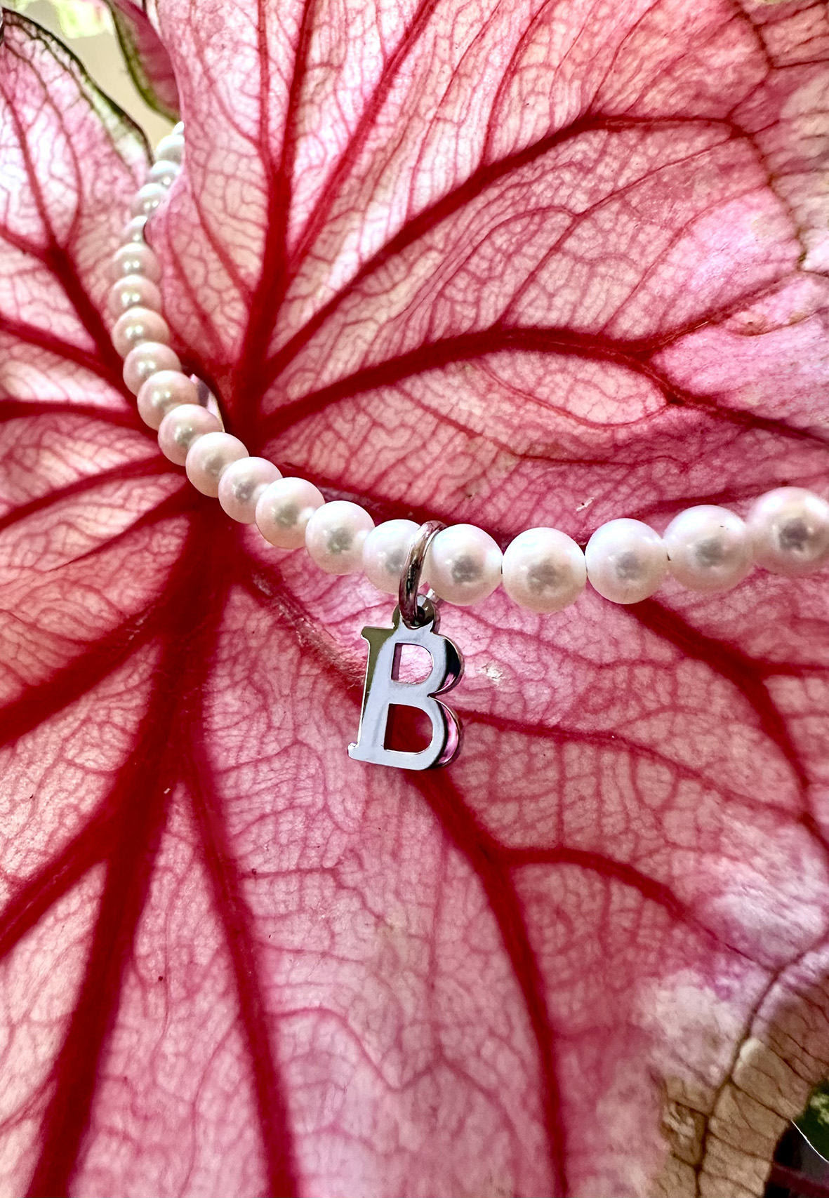 Náhrdelník - abeceda 1 (rôzne písmená na výber)+biele sladkovodné perly