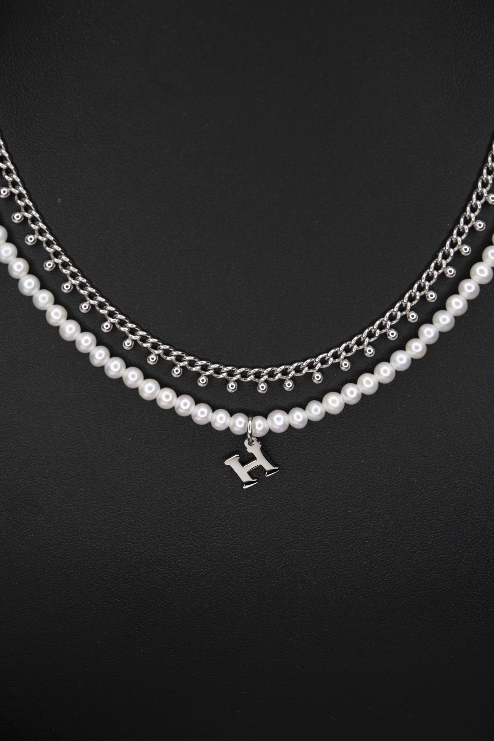 Náhrdelník - abeceda 2 (rôzne písmená na výber)+biele sladkovodné perly